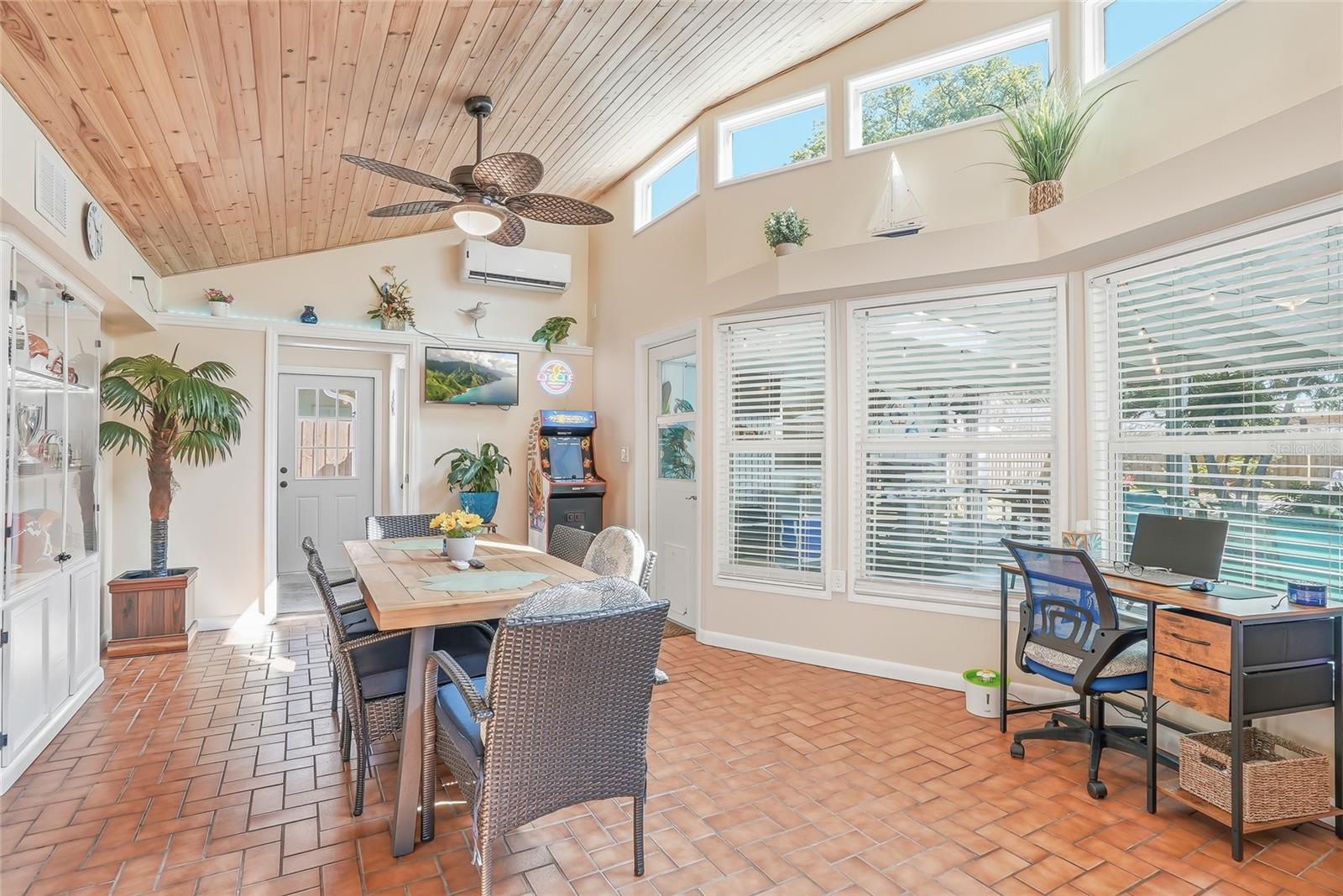 12109 FOREST HILLS DR, TAMPA, FL, 33612