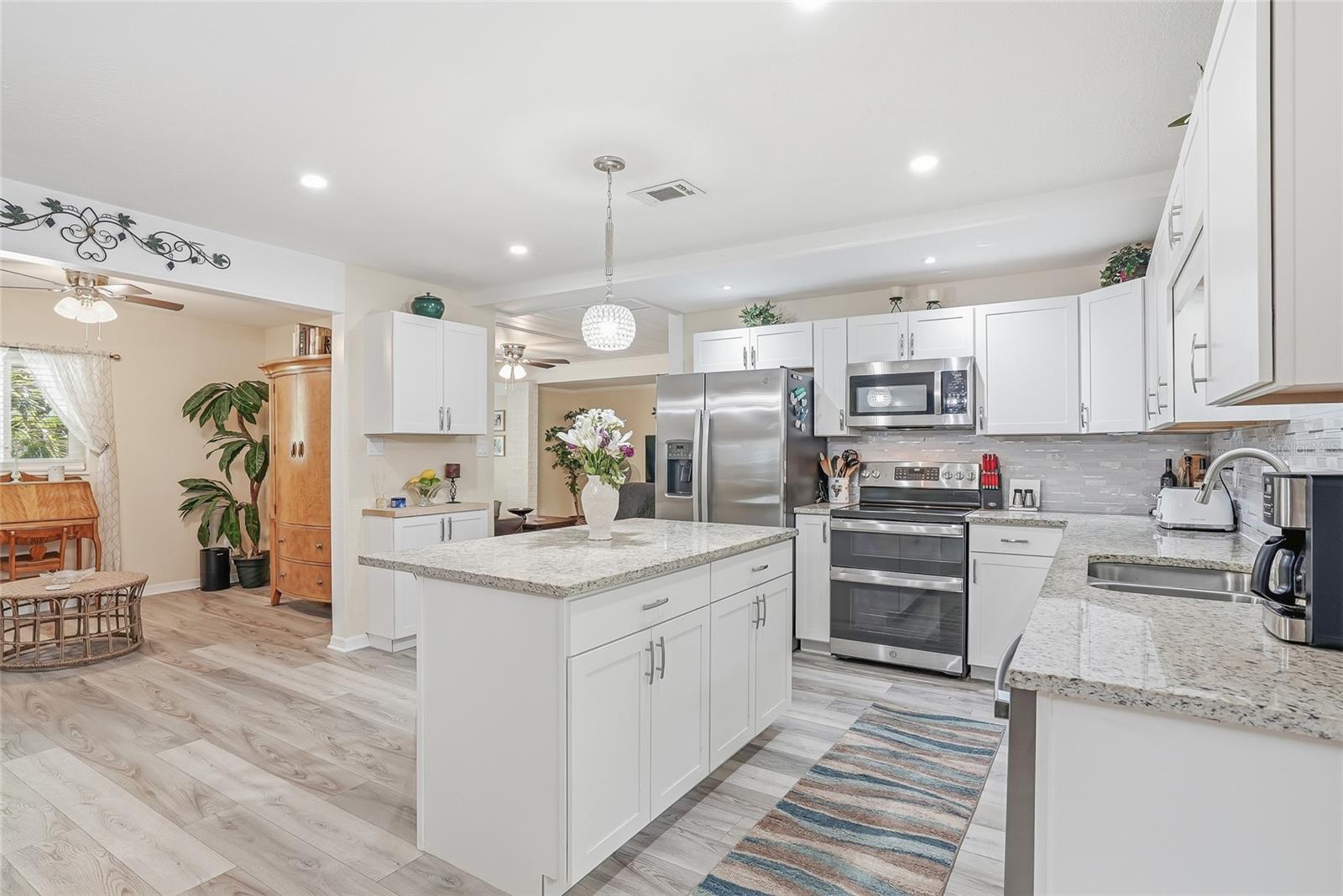 12109 FOREST HILLS DR, TAMPA, FL, 33612