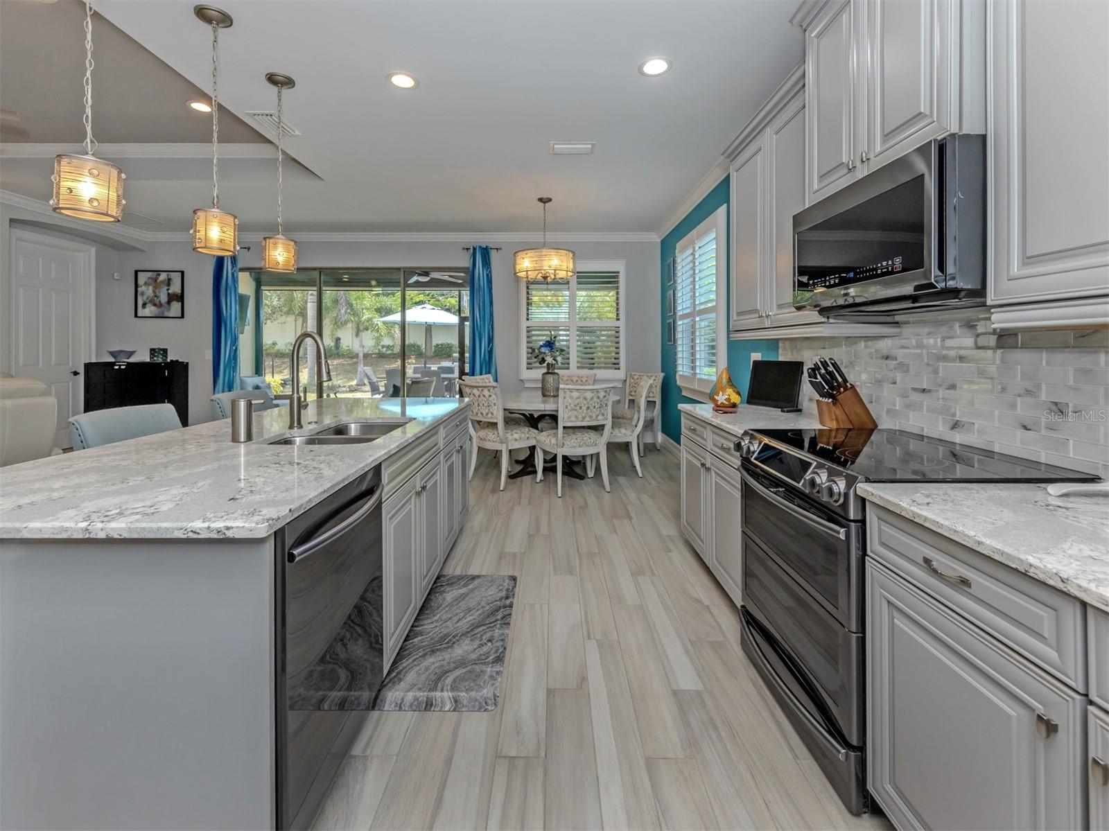195 MARAVIYA BLVD, NOKOMIS, FL, 34275