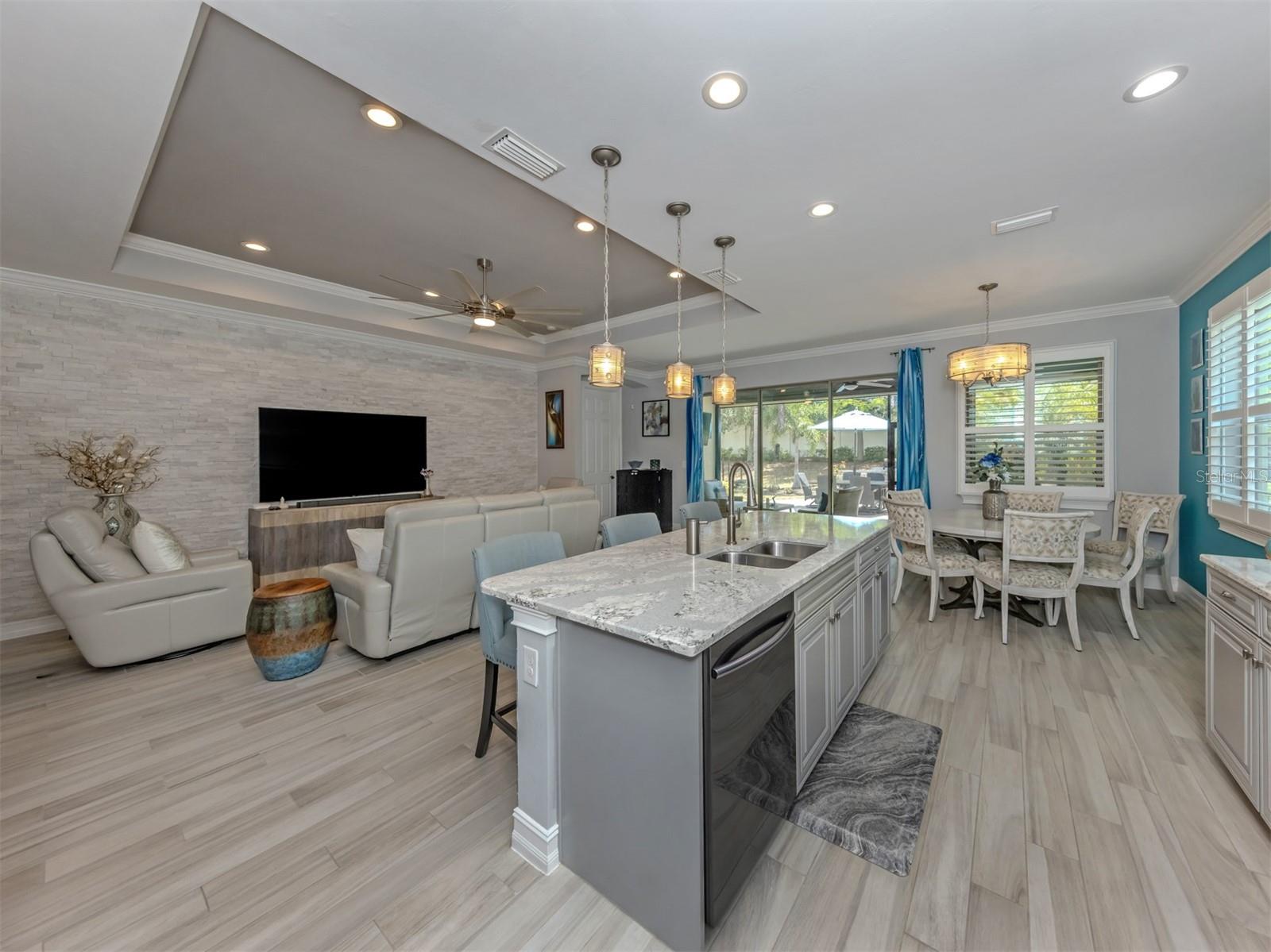 195 MARAVIYA BLVD, NOKOMIS, FL, 34275