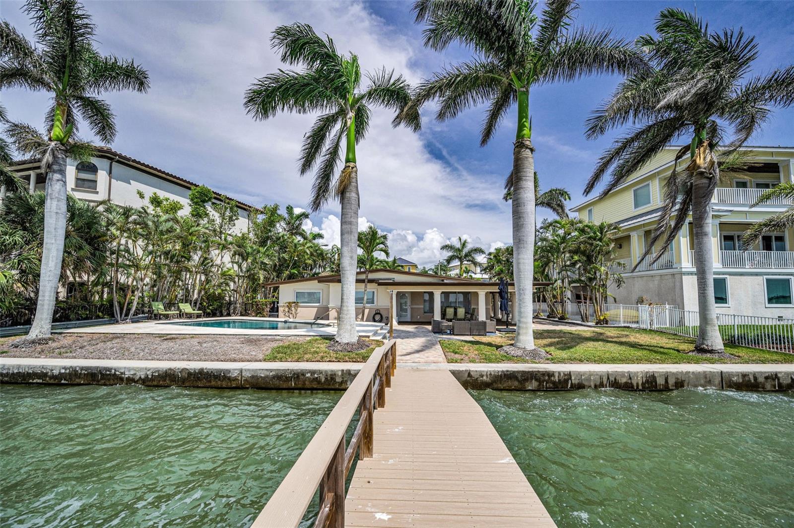 52 N PINE CIR, BELLEAIR, FL, 33756