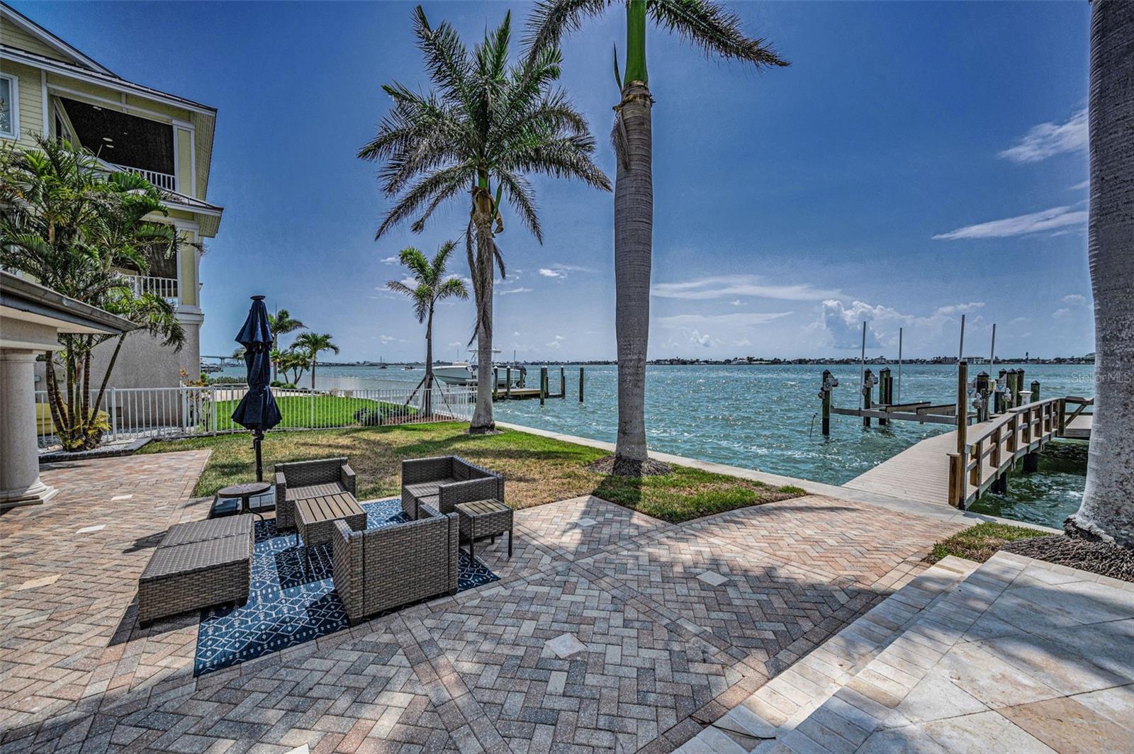 52 N PINE CIR, BELLEAIR, FL, 33756