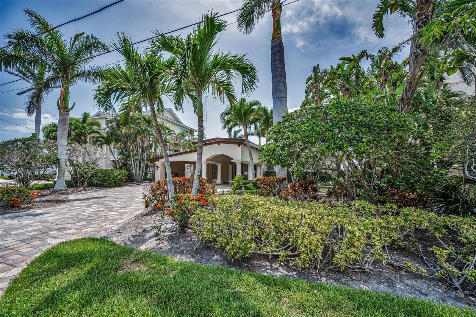 52 N PINE CIR, BELLEAIR, FL, 33756