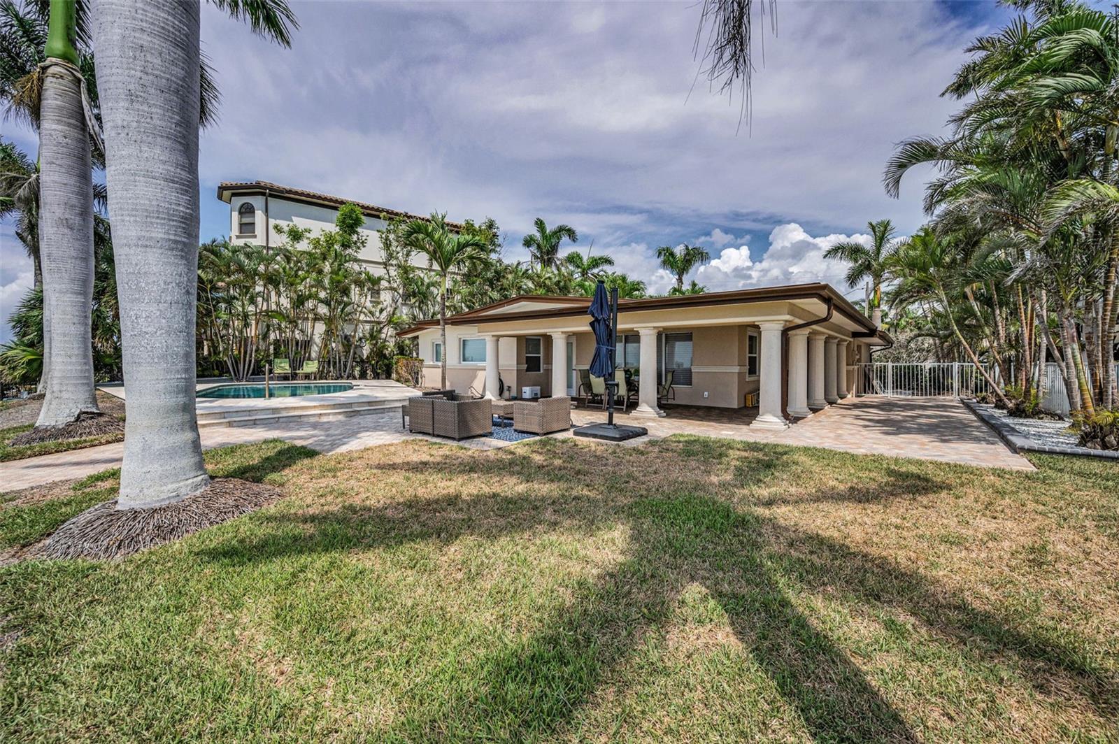 52 N PINE CIR, BELLEAIR, FL, 33756