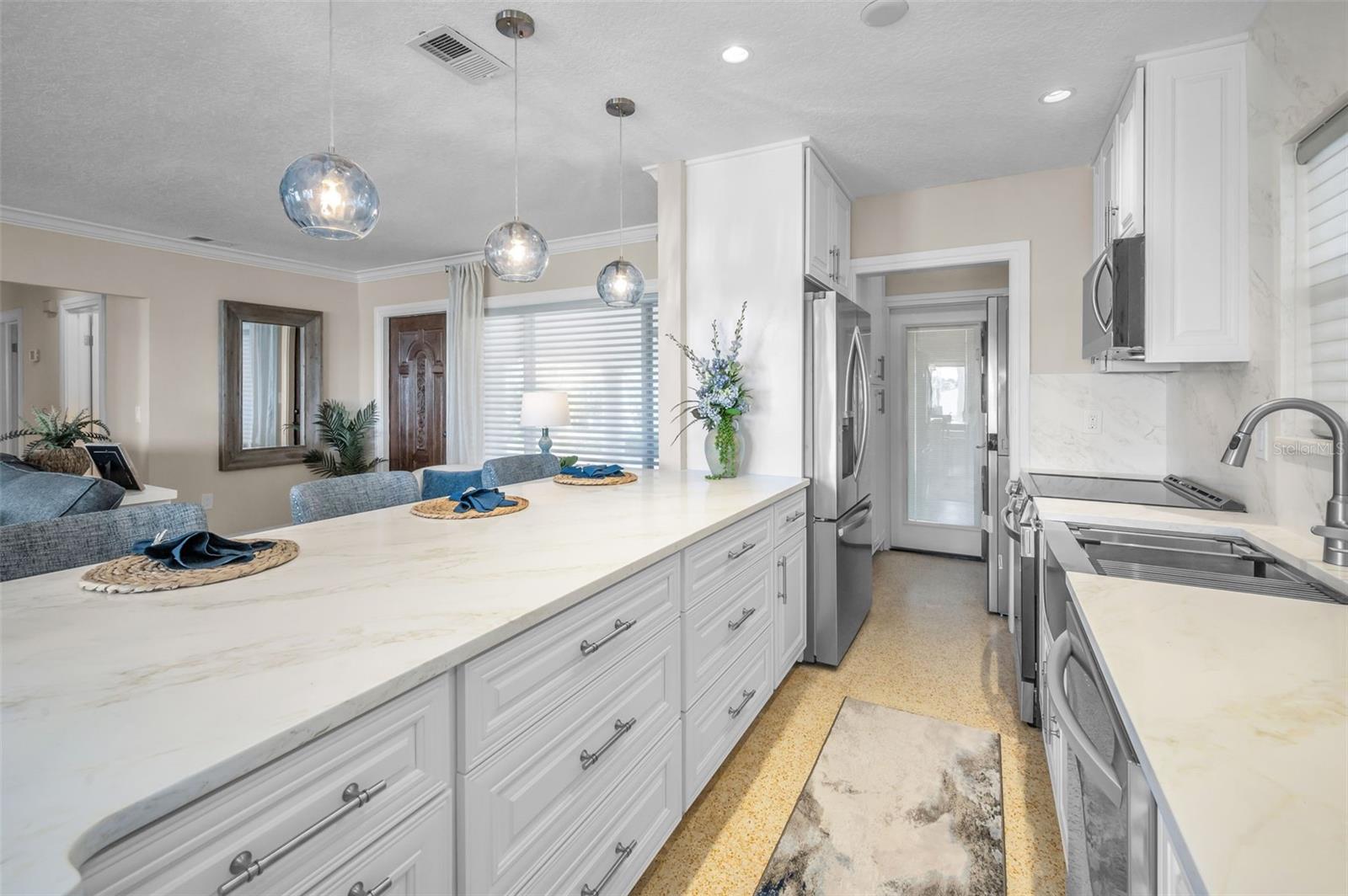 52 N PINE CIR, BELLEAIR, FL, 33756