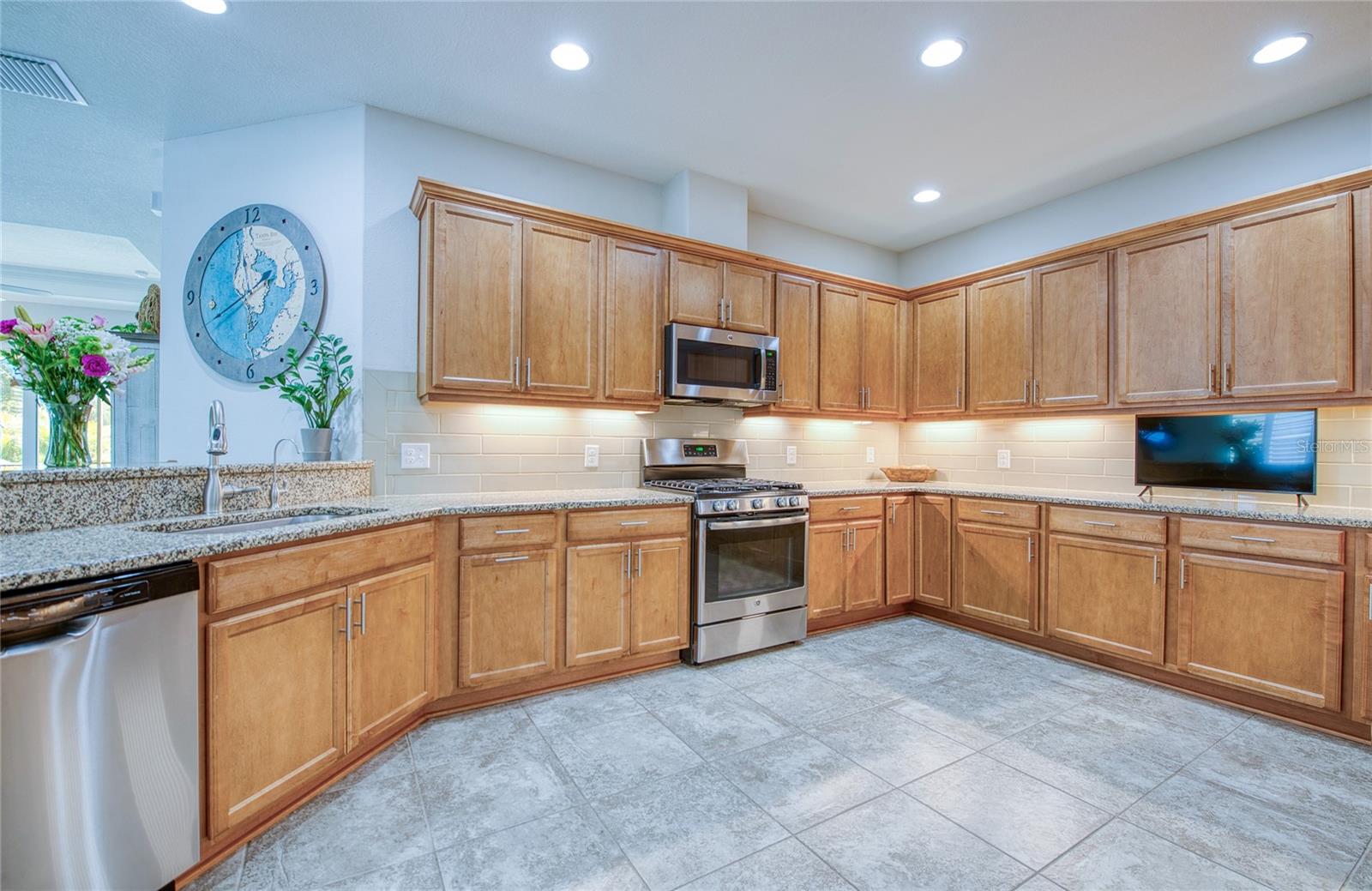 8099 PINE CREST ST, SEMINOLE, FL, 33777