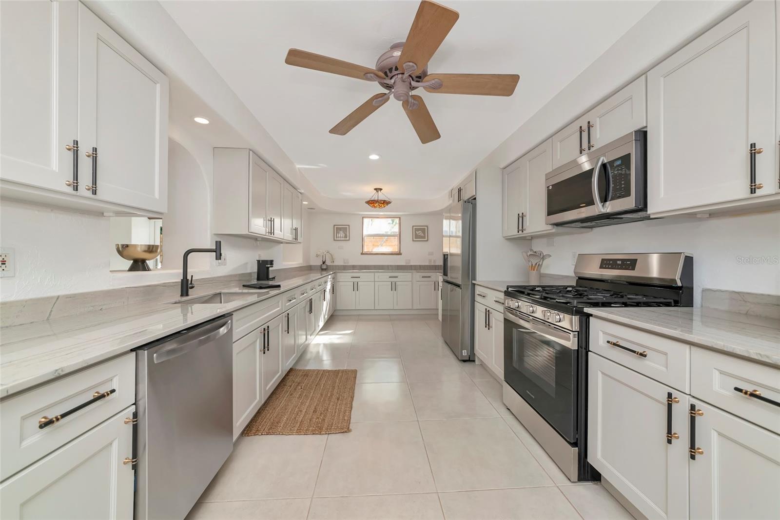 681 AVENIDA DE MAYO, SARASOTA, FL, 34242