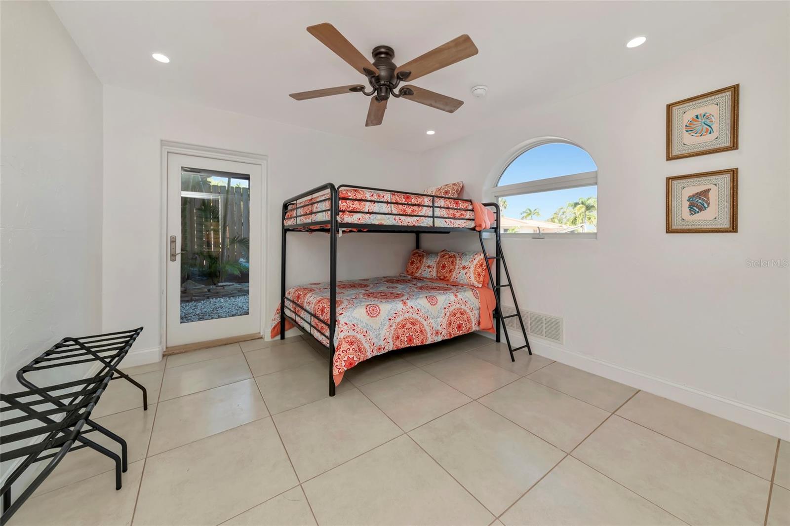 681 AVENIDA DE MAYO, SARASOTA, FL, 34242