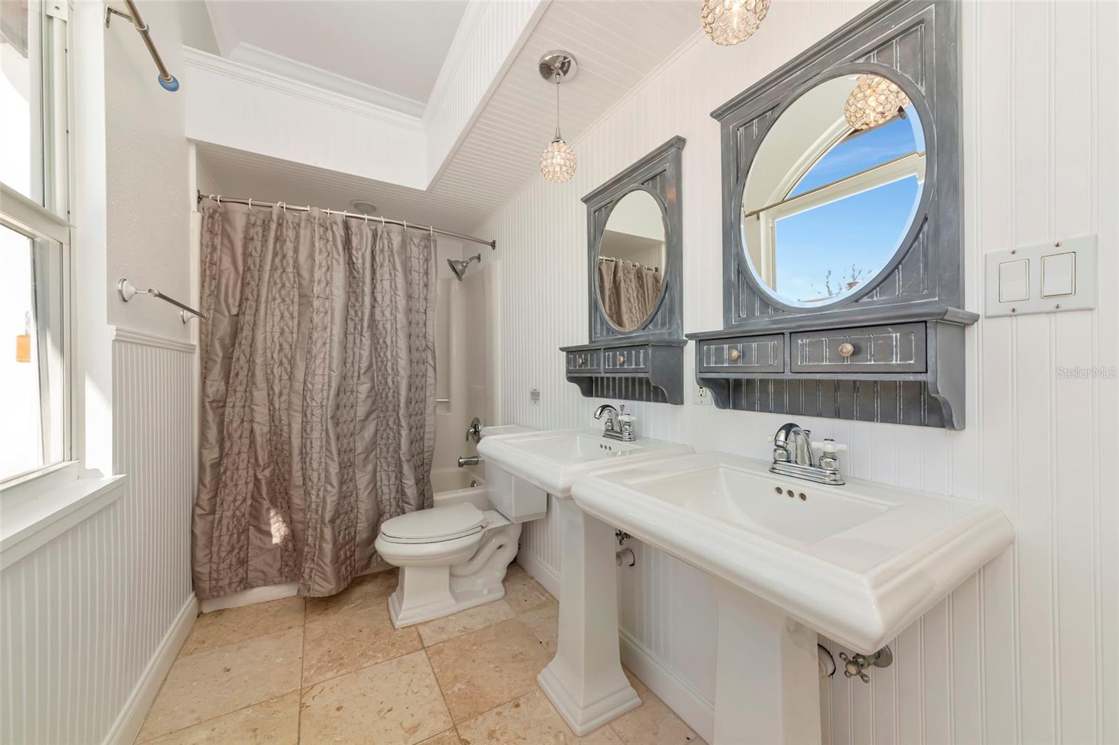 681 AVENIDA DE MAYO, SARASOTA, FL, 34242