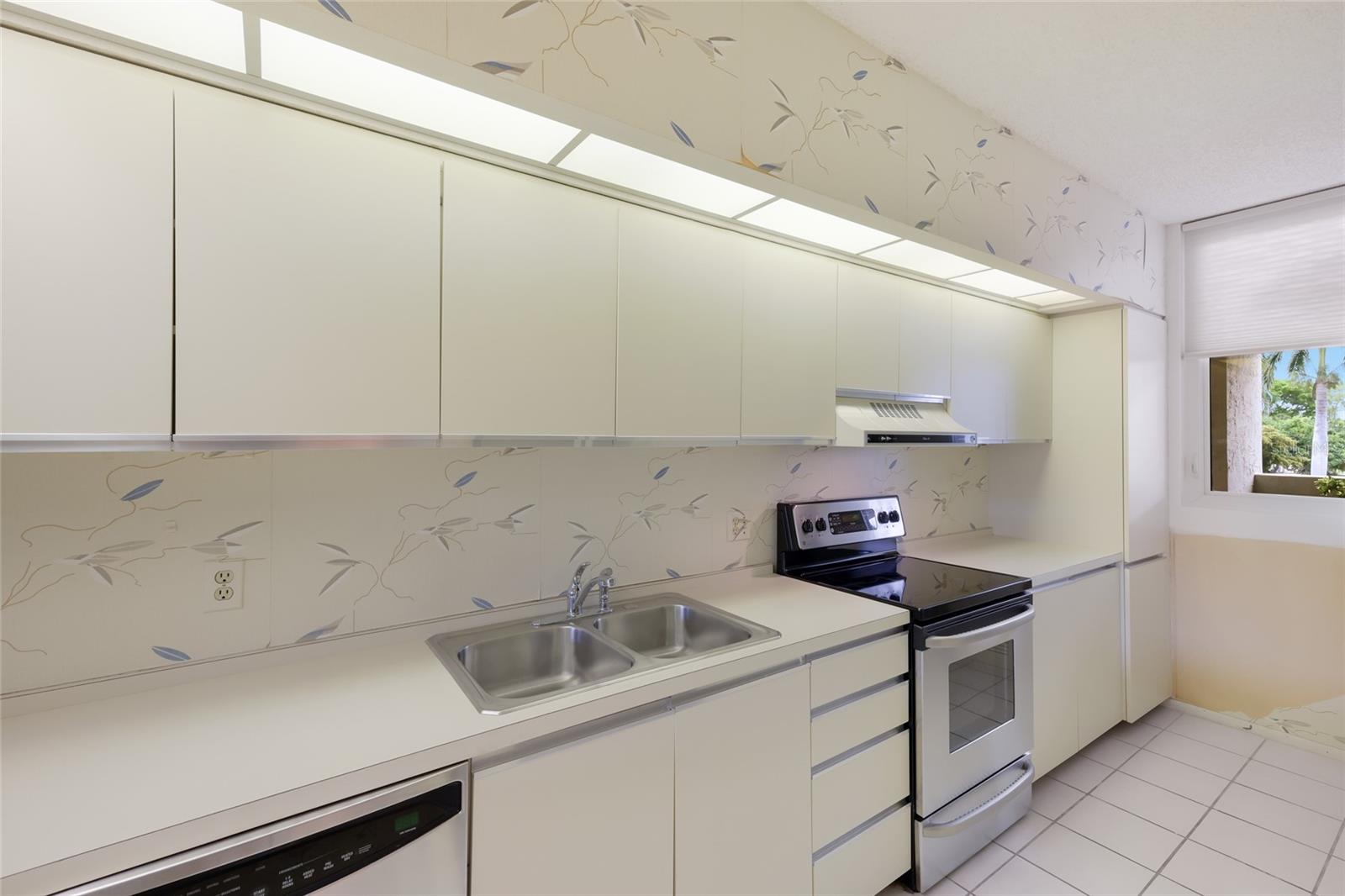 1095 GULF OF MEXICO DR #102, LONGBOAT KEY, FL, 34228