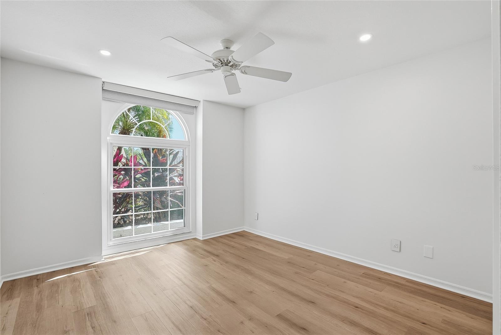 812 LIVE OAK TER NE, ST PETERSBURG, FL, 33703