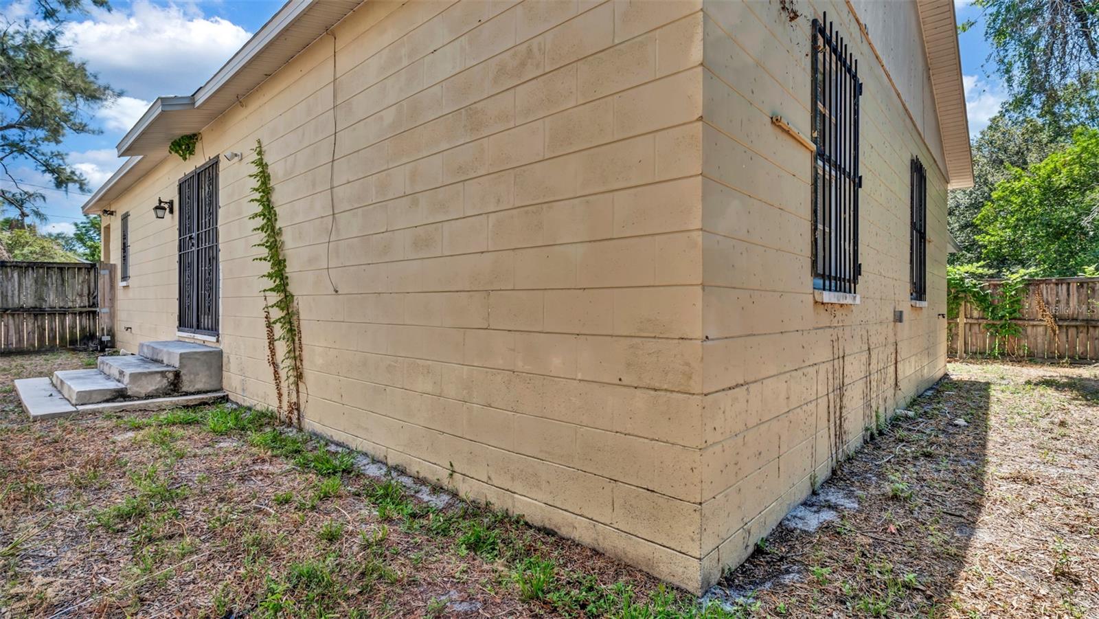 2610 E LAKE AVE, TAMPA, FL, 33610