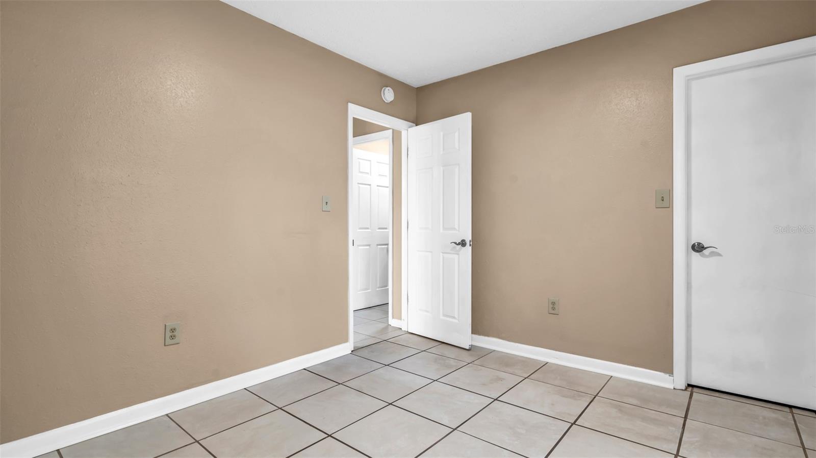 2610 E LAKE AVE, TAMPA, FL, 33610