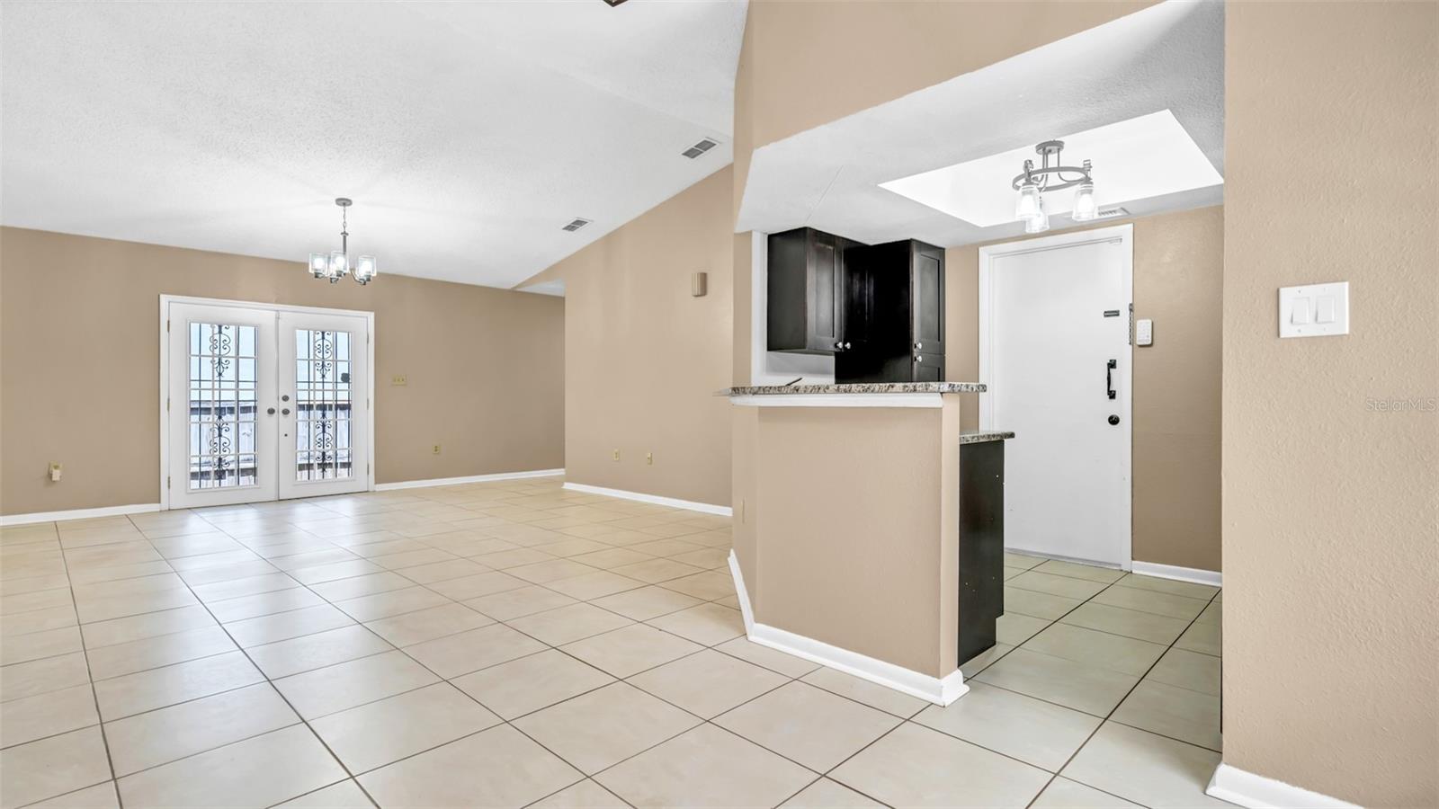 2610 E LAKE AVE, TAMPA, FL, 33610