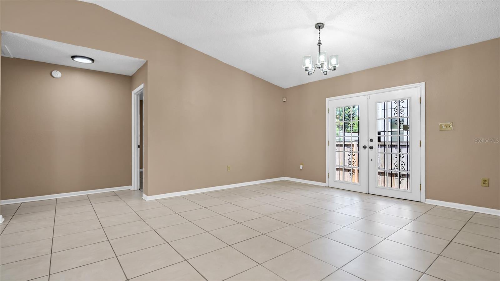 2610 E LAKE AVE, TAMPA, FL, 33610