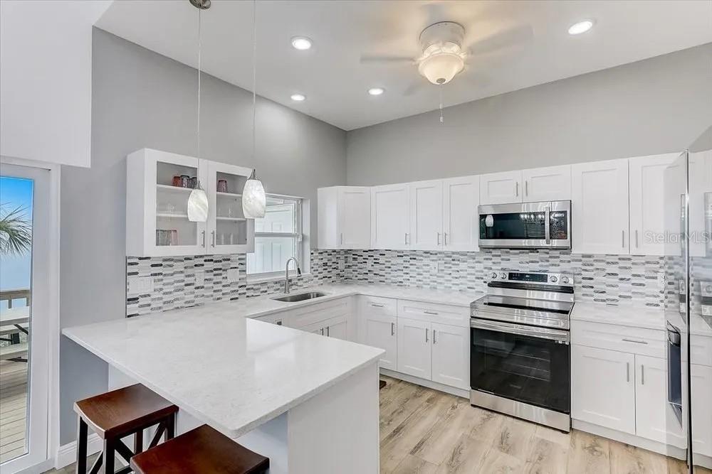 2424 BAY DR, BRADENTON, FL, 34207