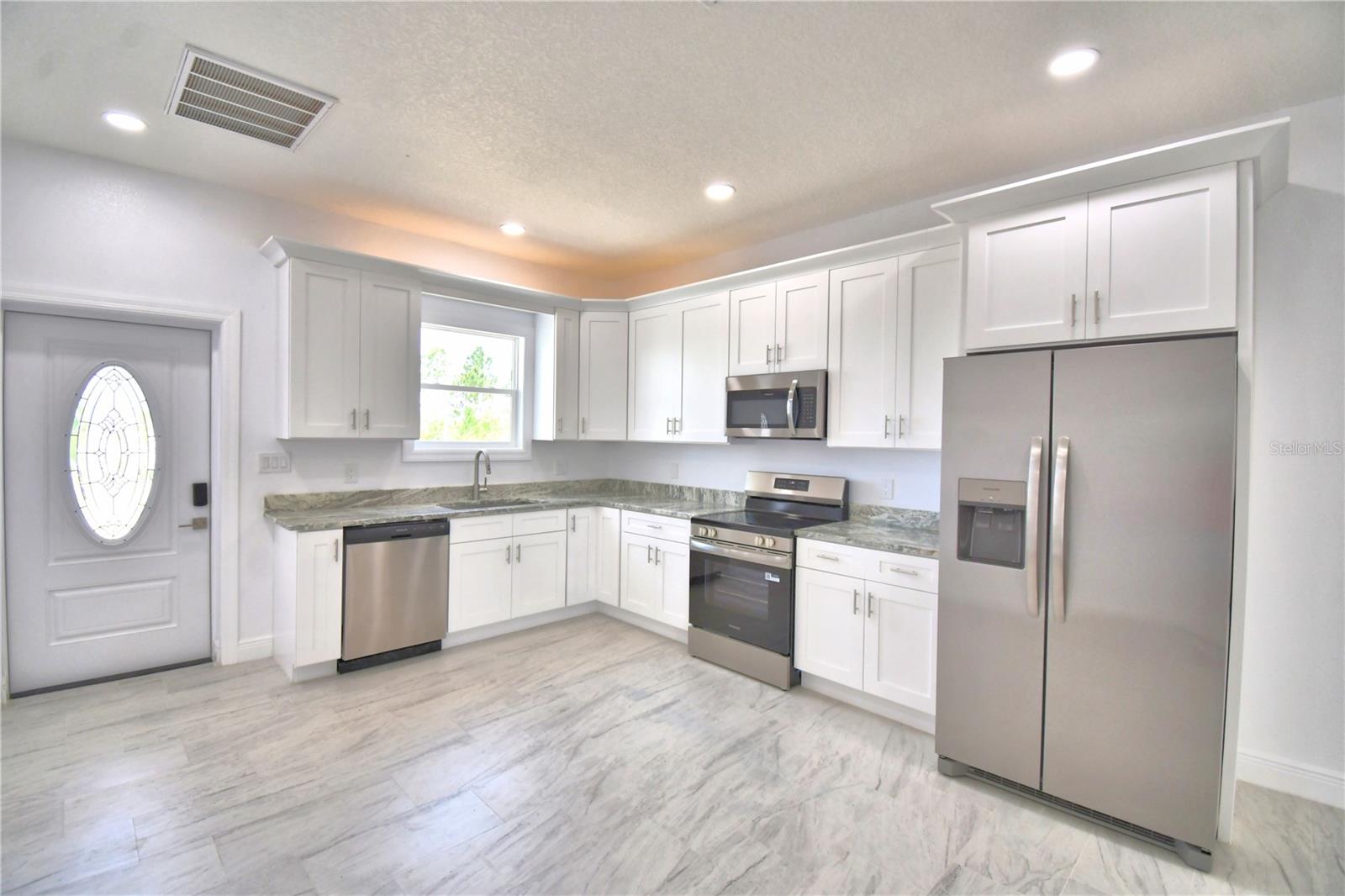 7951 SARASOTA DR #B, INDIAN LAKE ESTATES, FL, 33855