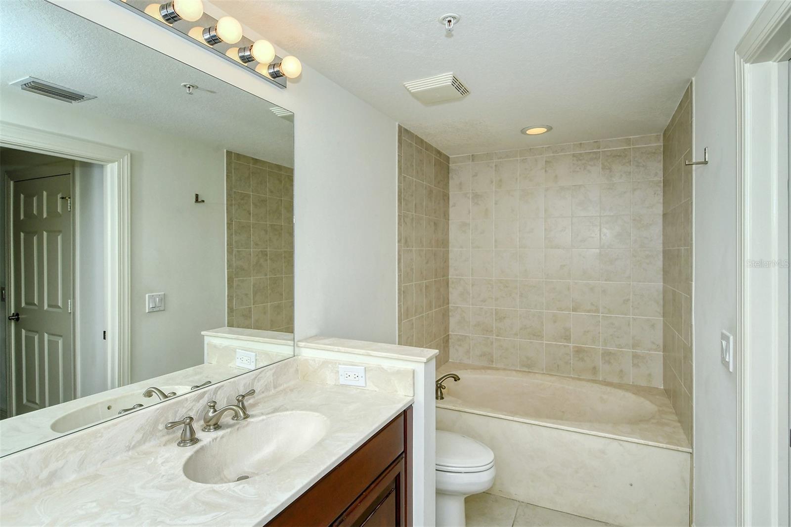 800 N TAMIAMI TRL #203, SARASOTA, FL, 34236