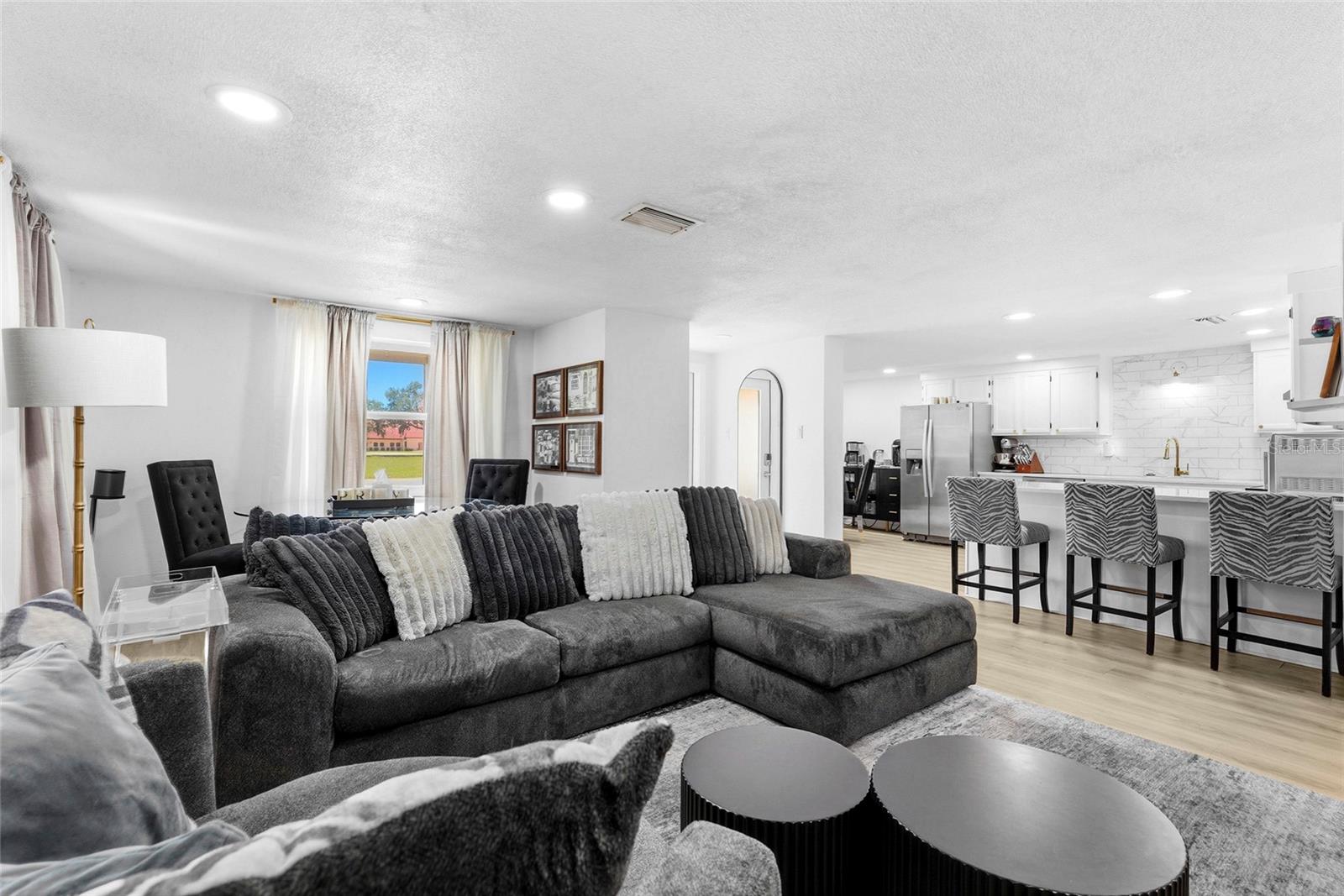 831 WINTER GARDEN DR, SARASOTA, FL, 34243