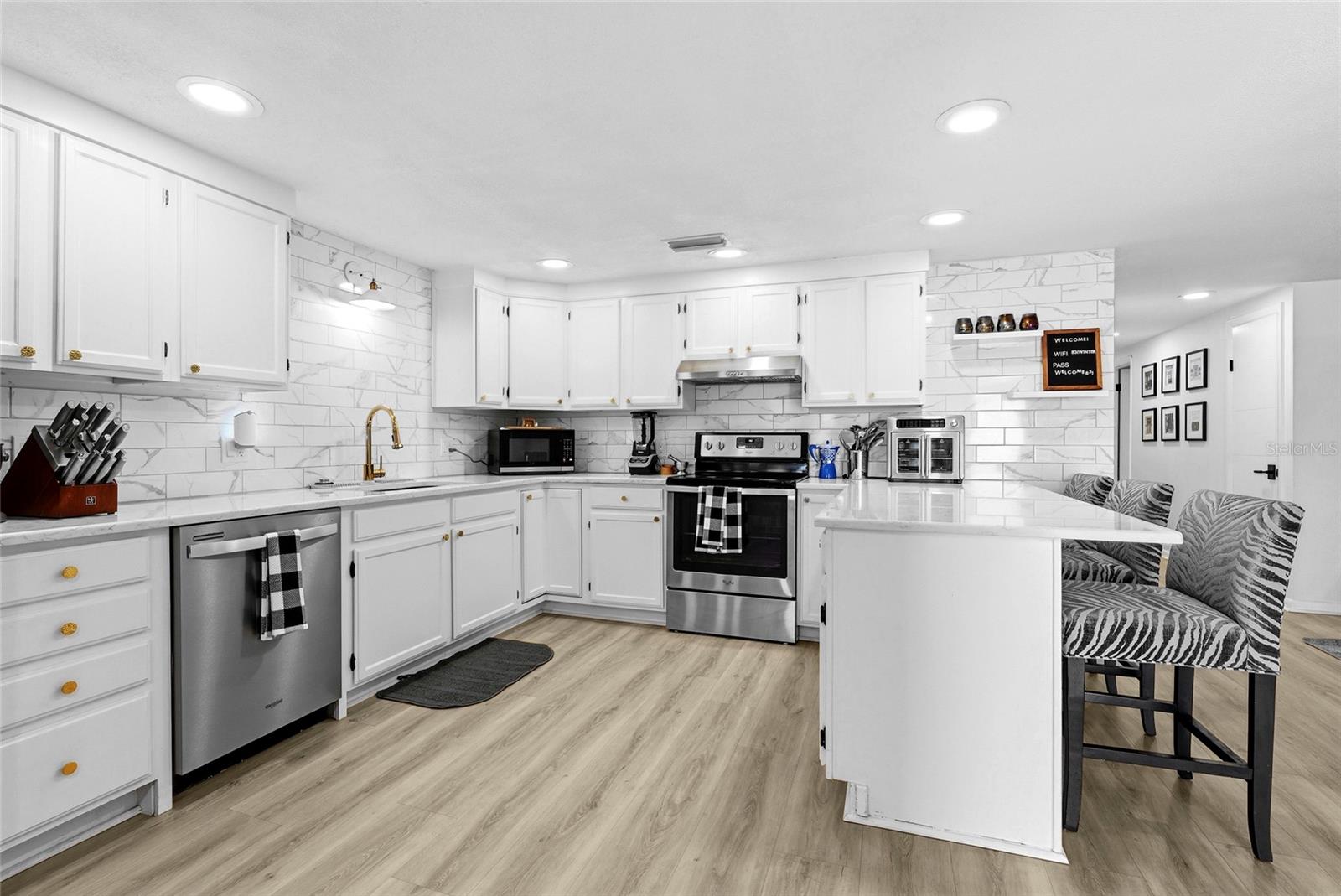 831 WINTER GARDEN DR, SARASOTA, FL, 34243