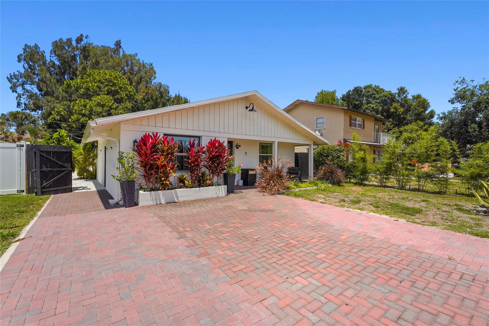 831 WINTER GARDEN DR, SARASOTA, FL, 34243