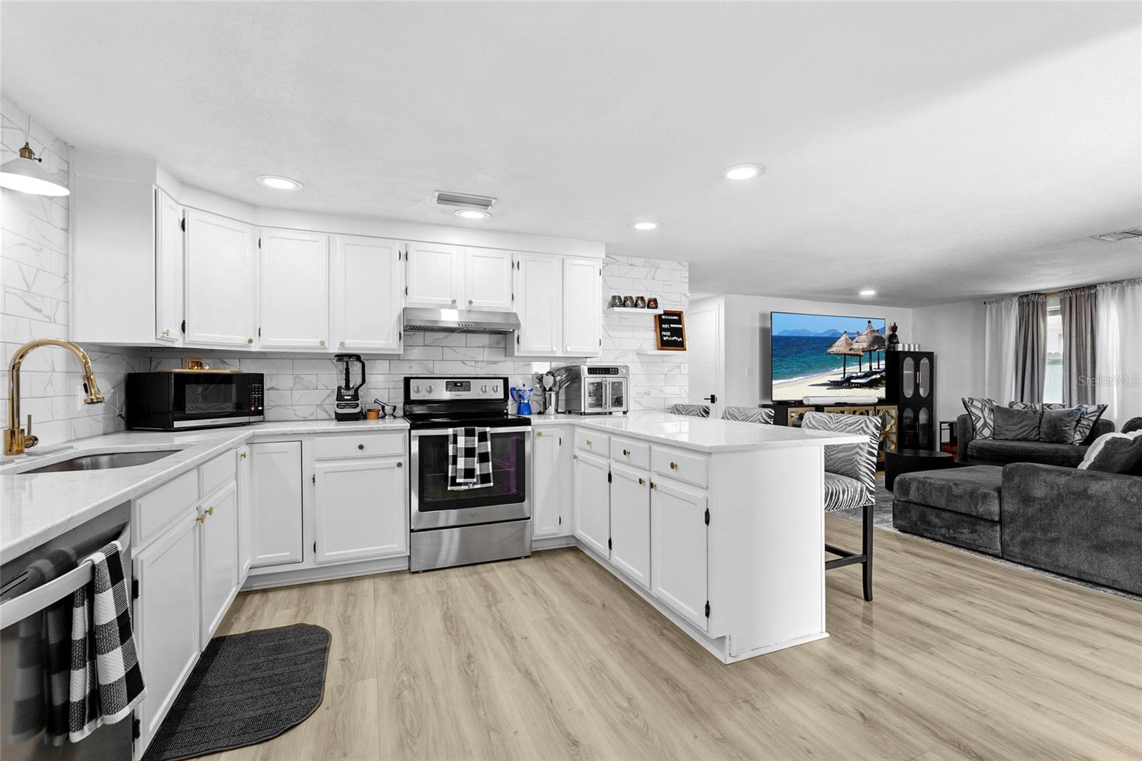 831 WINTER GARDEN DR, SARASOTA, FL, 34243