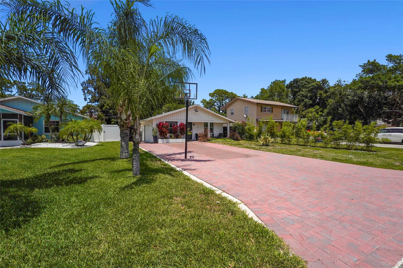 831 WINTER GARDEN DR, SARASOTA, FL, 34243