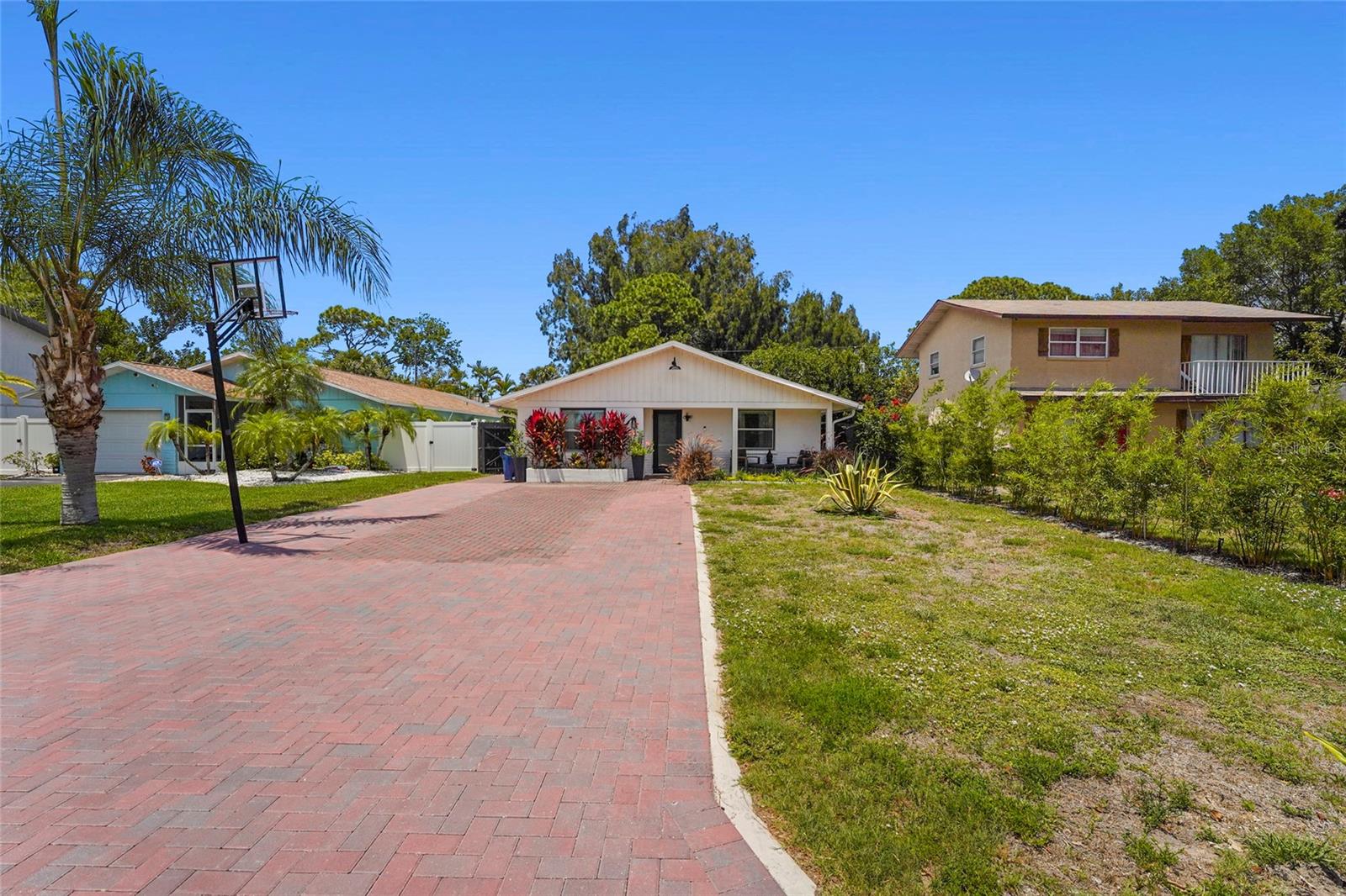 831 WINTER GARDEN DR, SARASOTA, FL, 34243