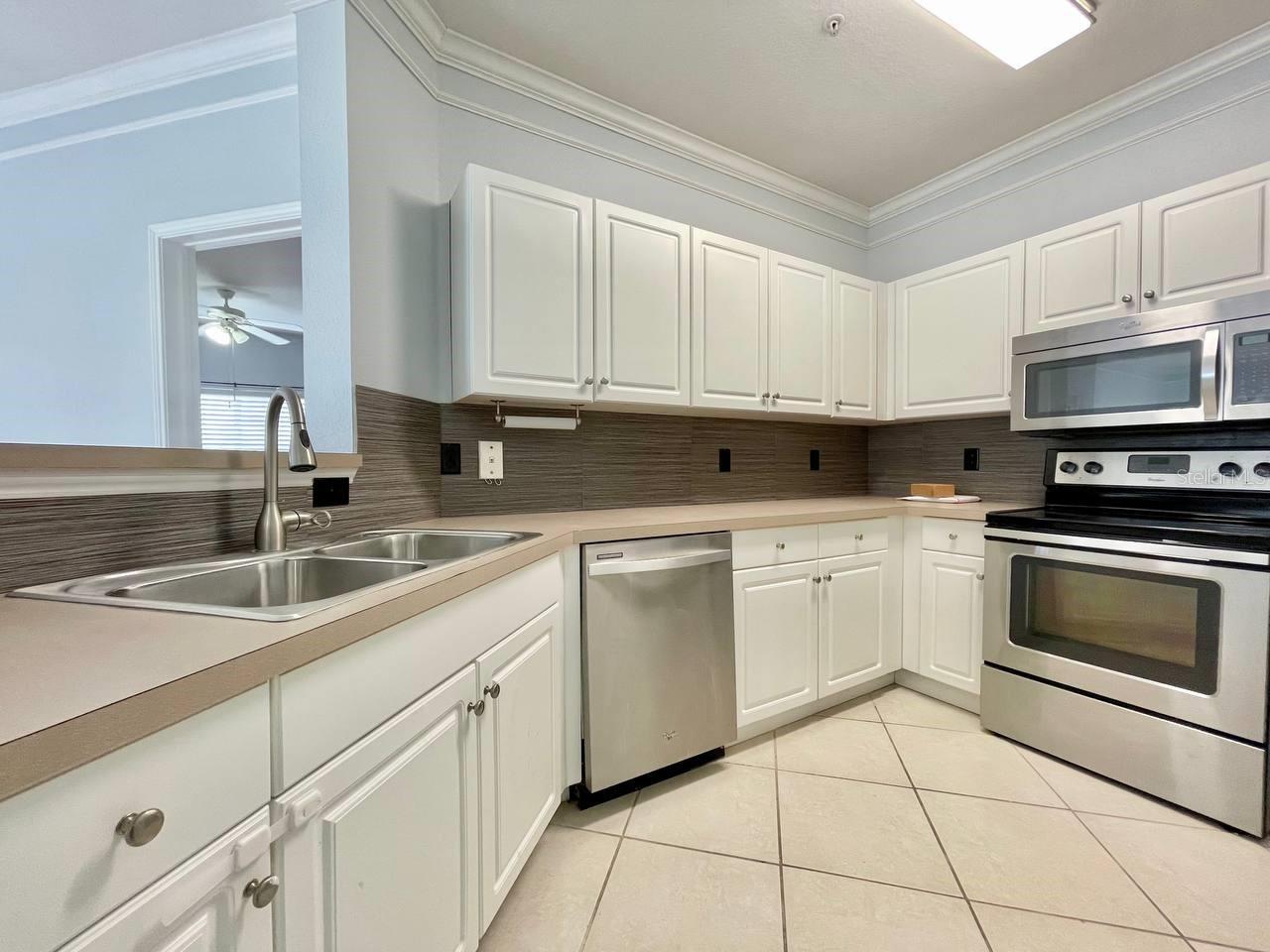 4333 BAYSIDE VILLAGE DR #128, TAMPA, FL, 33615