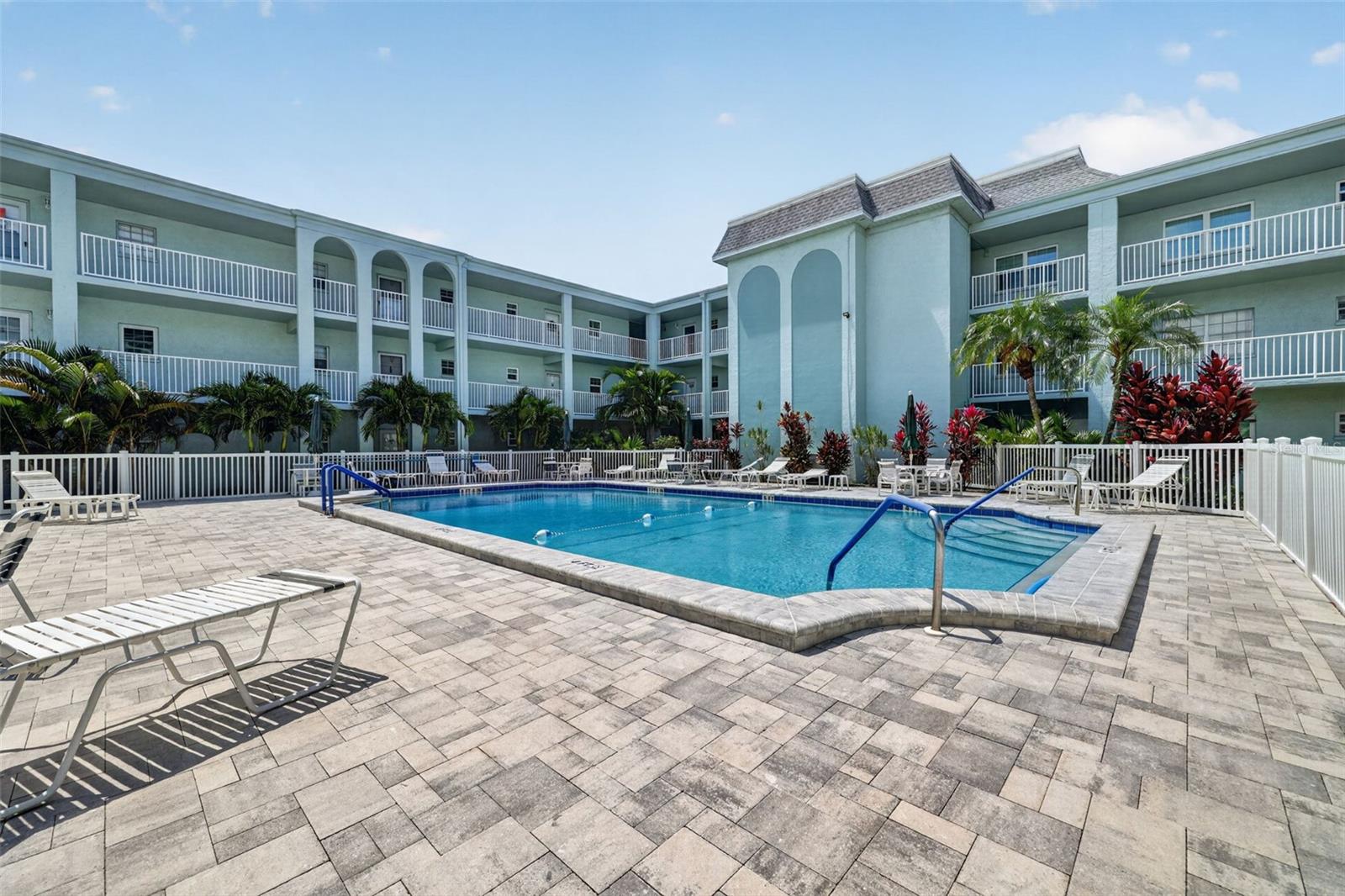 1706 BELLEAIR FOREST DR #220, BELLEAIR, FL, 33756