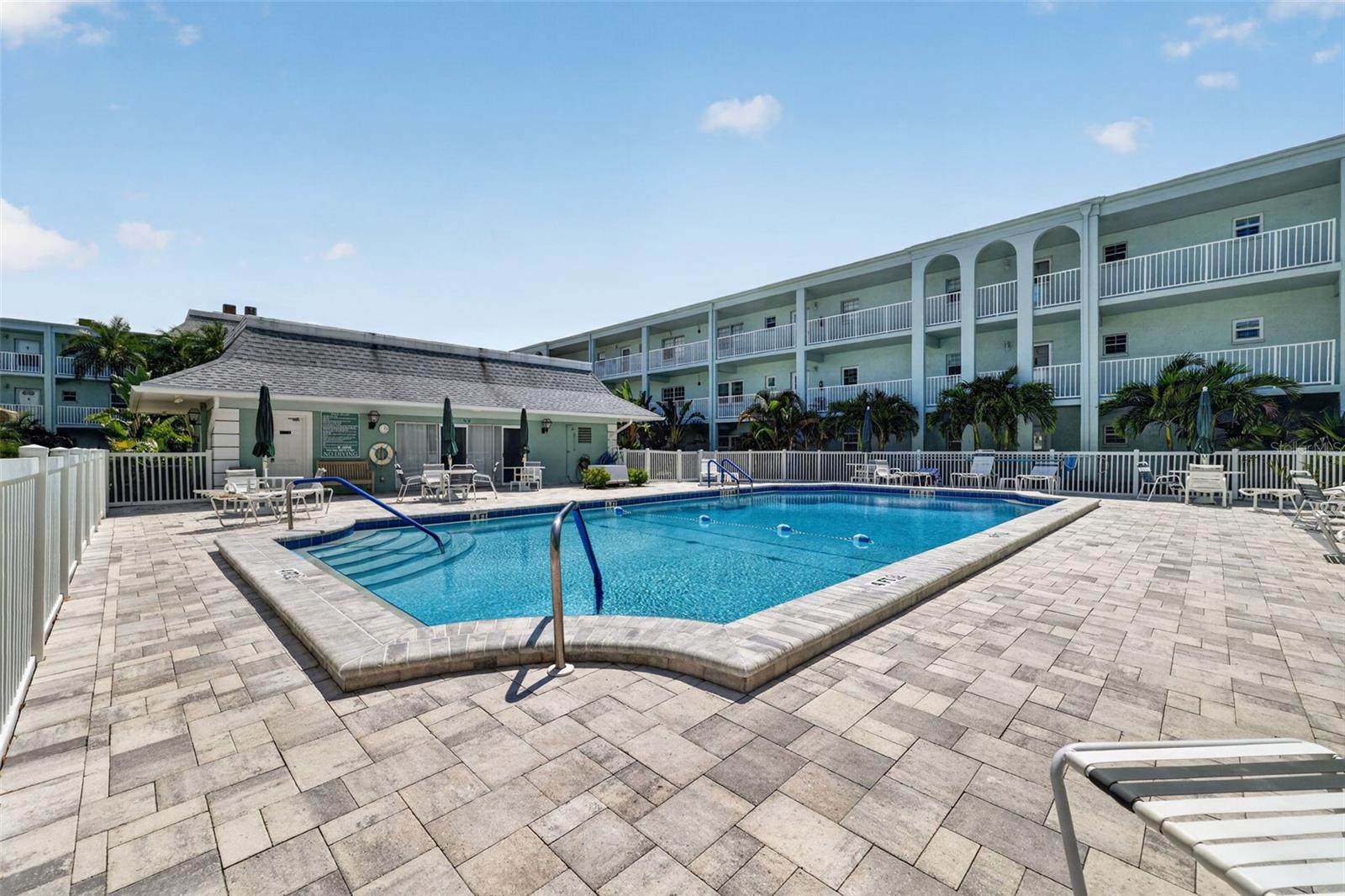 1706 BELLEAIR FOREST DR #220, BELLEAIR, FL, 33756