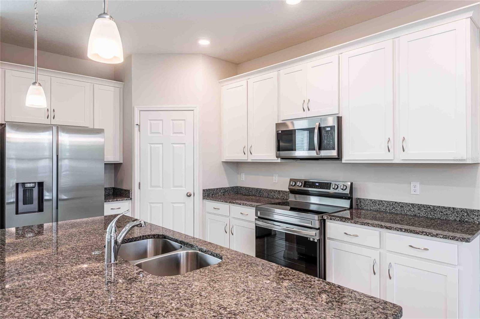 5072 AVALON PARK BLVD, WESLEY CHAPEL, FL, 33545