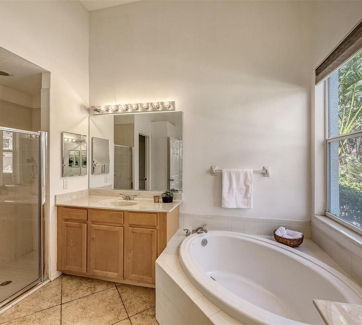 6836 BAY HILL DR, LAKEWOOD RANCH, FL, 34202