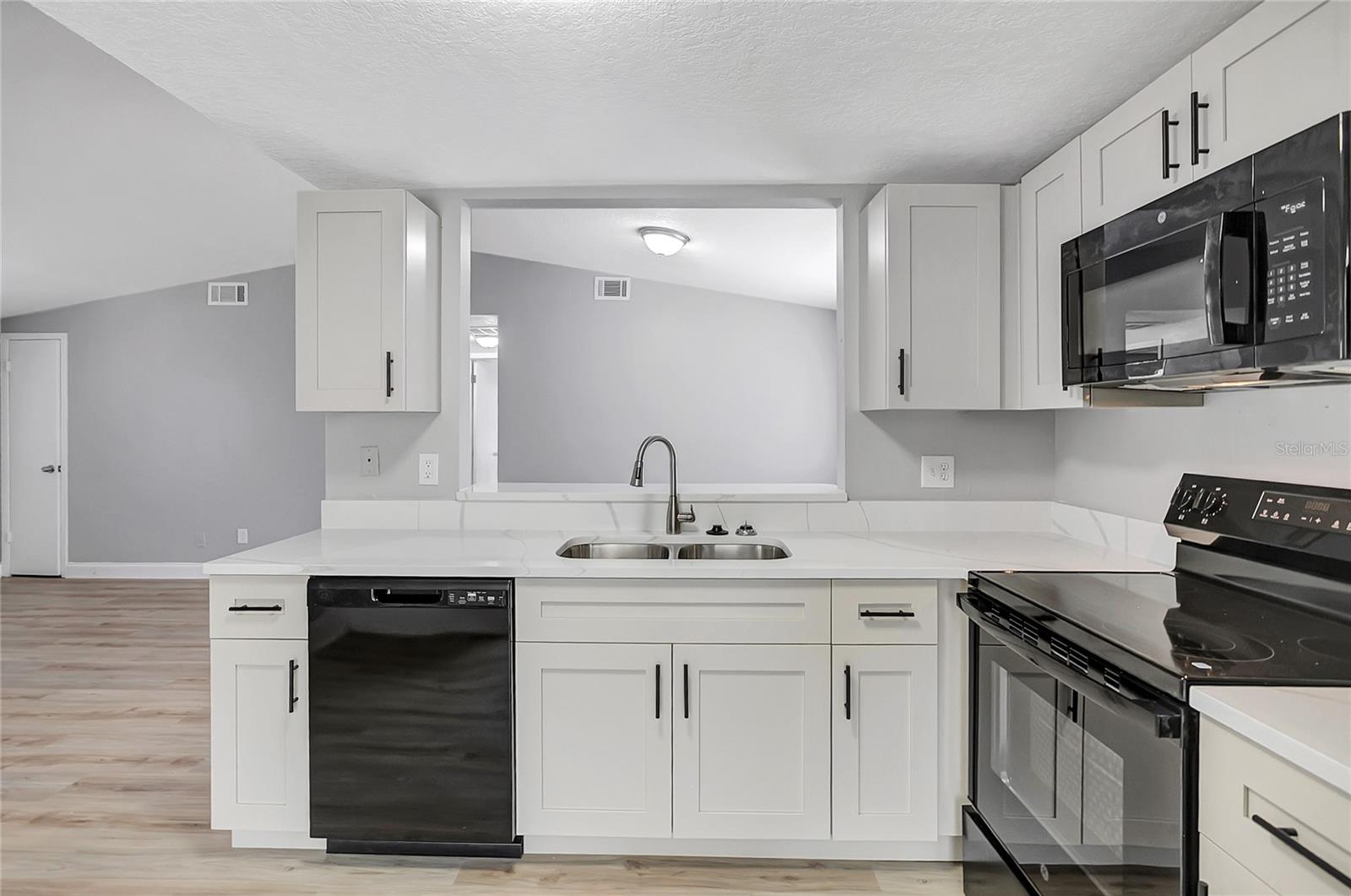 10215 CUTTEN GREEN CT, TAMPA, FL, 33615