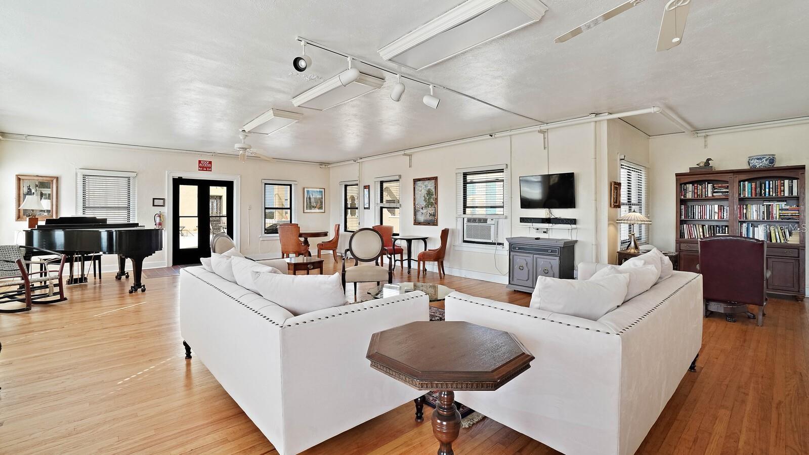 130 4 AVE N #Apt 305, ST PETERSBURG, FL, 33701