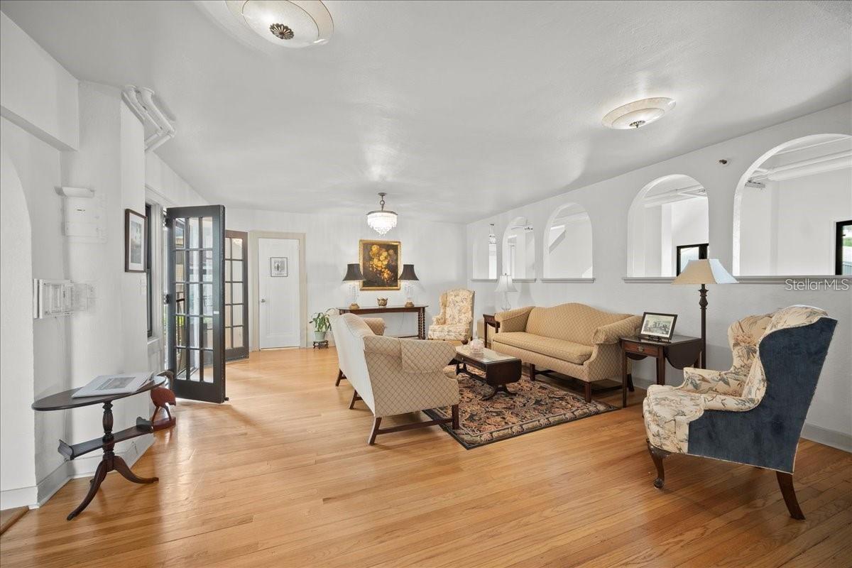 130 4 AVE N #Apt 305, ST PETERSBURG, FL, 33701