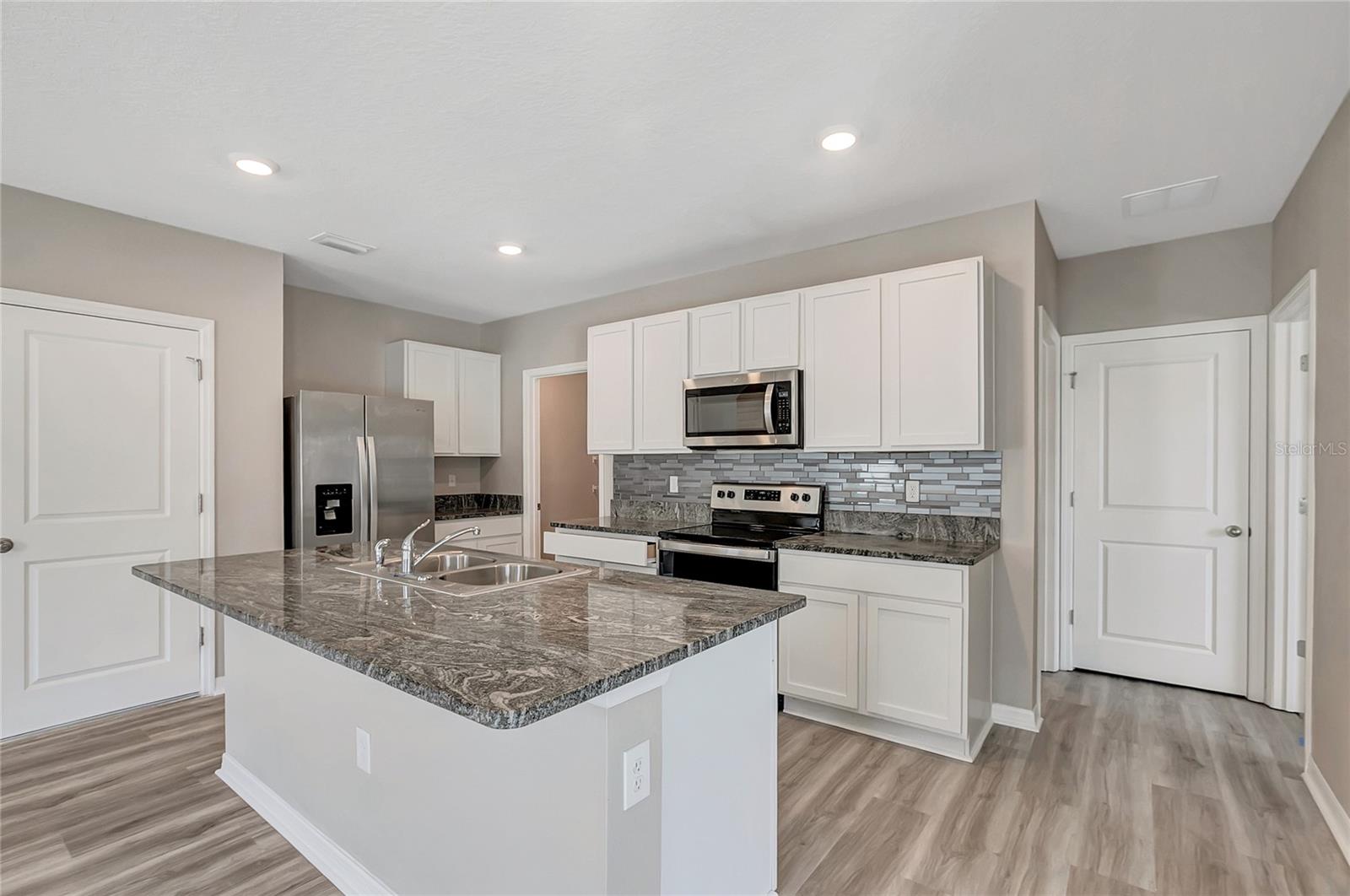 17038 WAVE TRESSLE PL, WIMAUMA, FL, 33598
