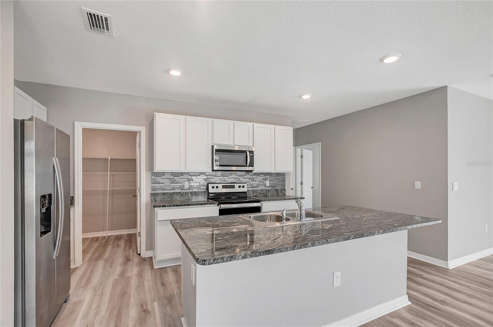17038 WAVE TRESSLE PL, WIMAUMA, FL, 33598