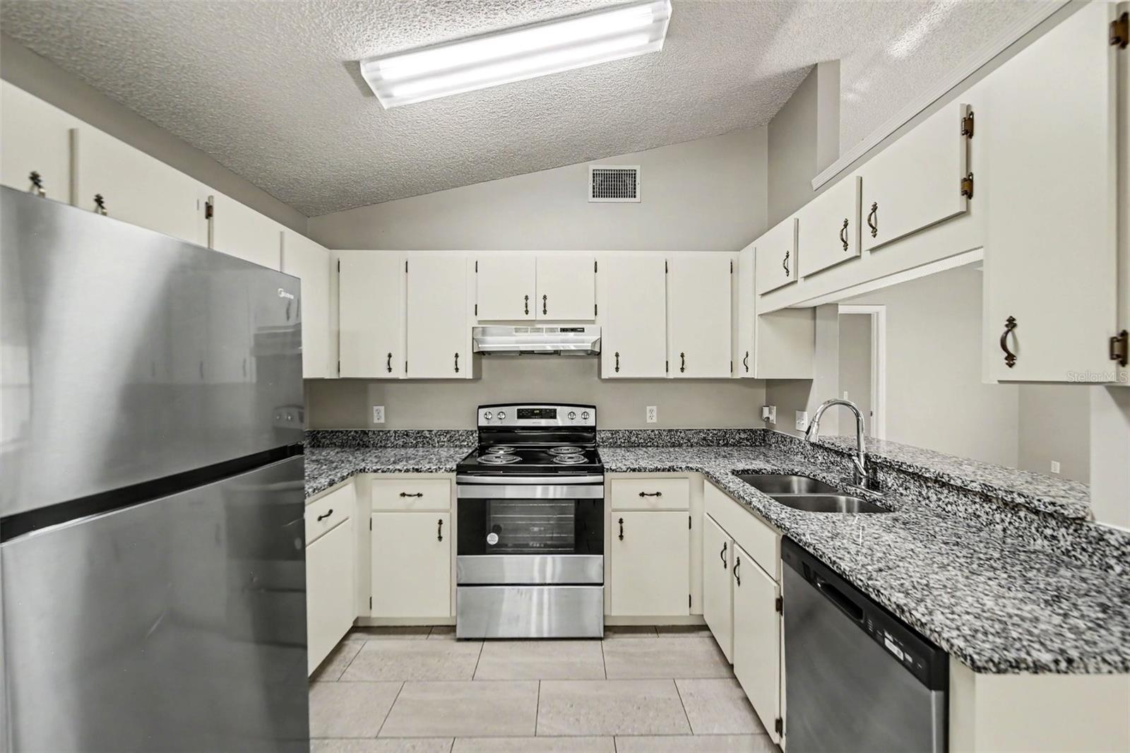 2710 LORRAINE DR, LEESBURG, FL, 34748