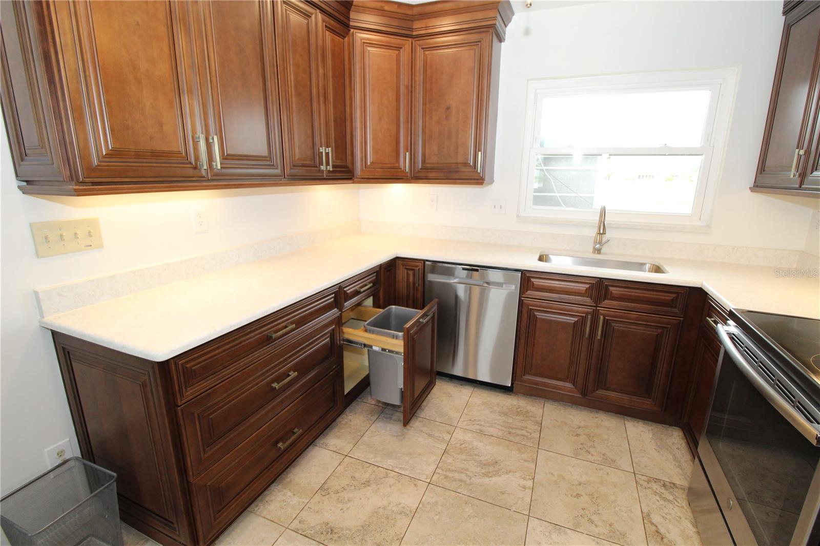 1104 DESERT HILLS DR, SUN CITY CENTER, FL, 33573