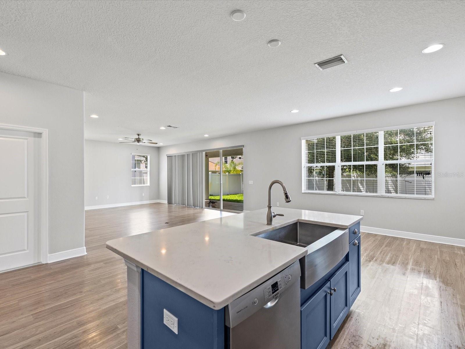 7105 PARK TREE DR, TAMPA, FL, 33625