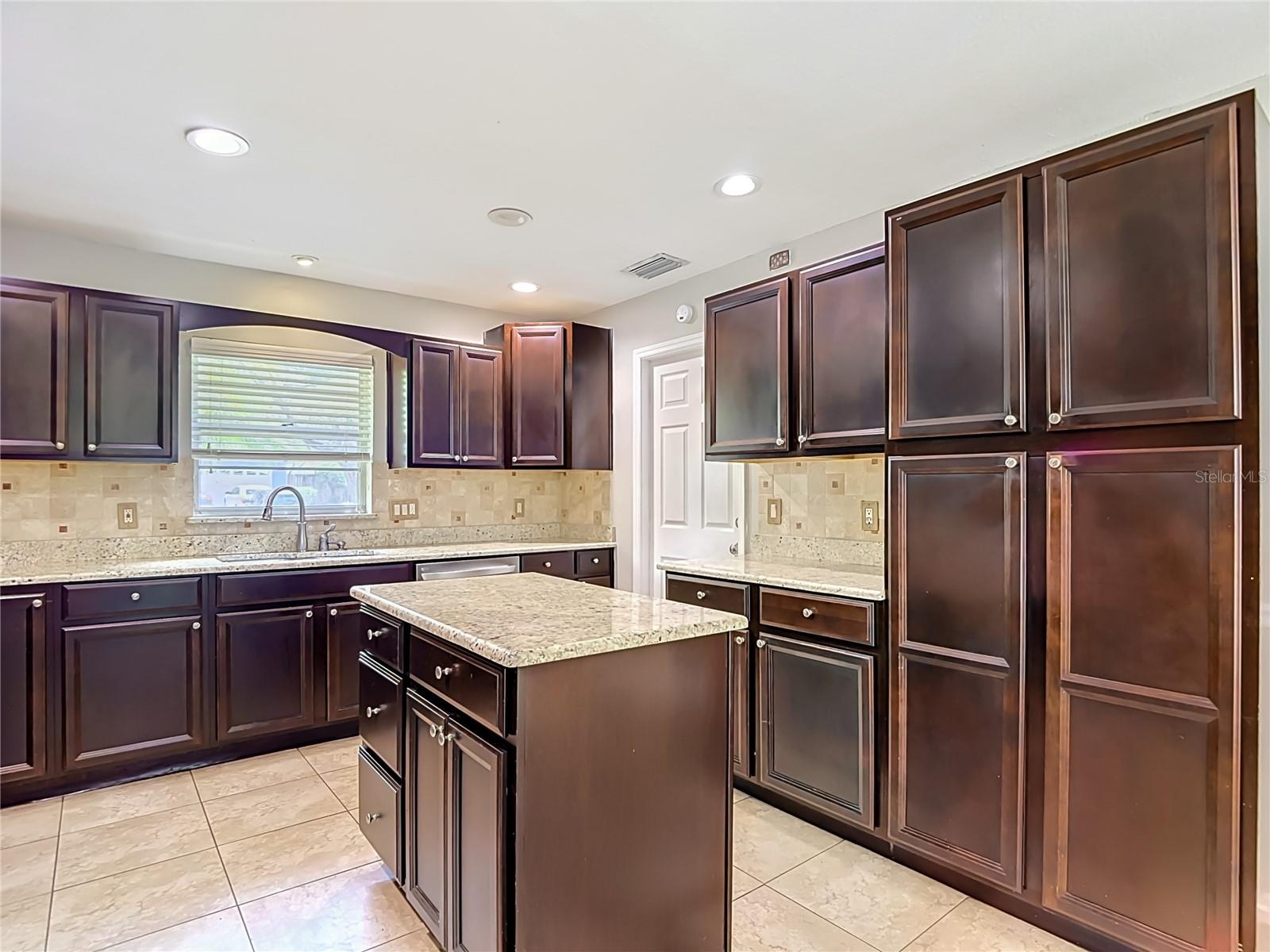 811 AMBASSADOR LOOP, TAMPA, FL, 33613