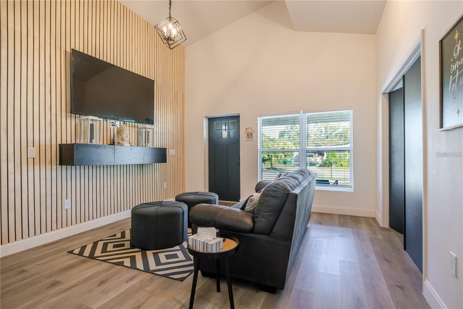 1704 W HANNA AVE, TAMPA, FL, 33604