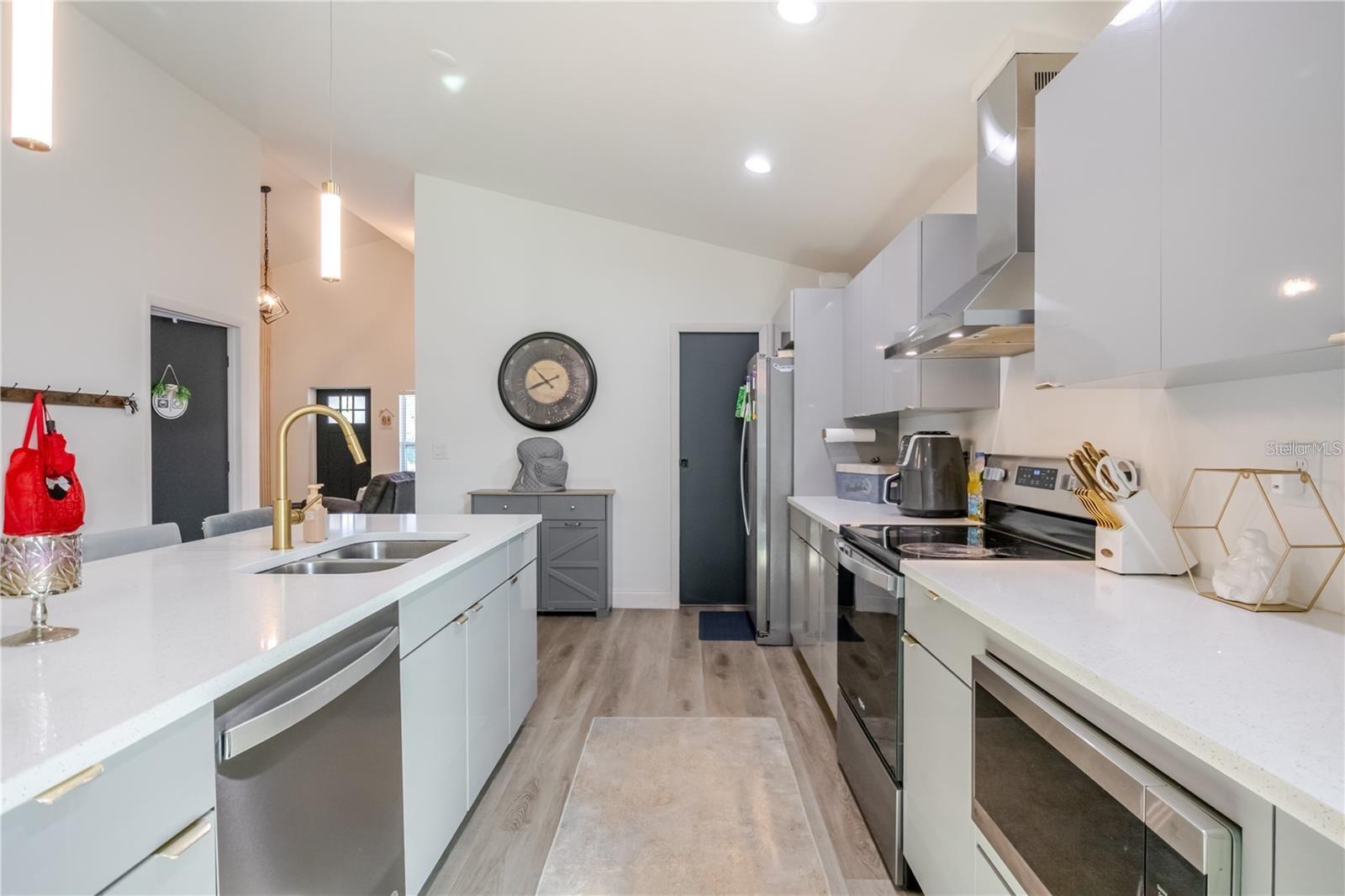 1704 W HANNA AVE, TAMPA, FL, 33604