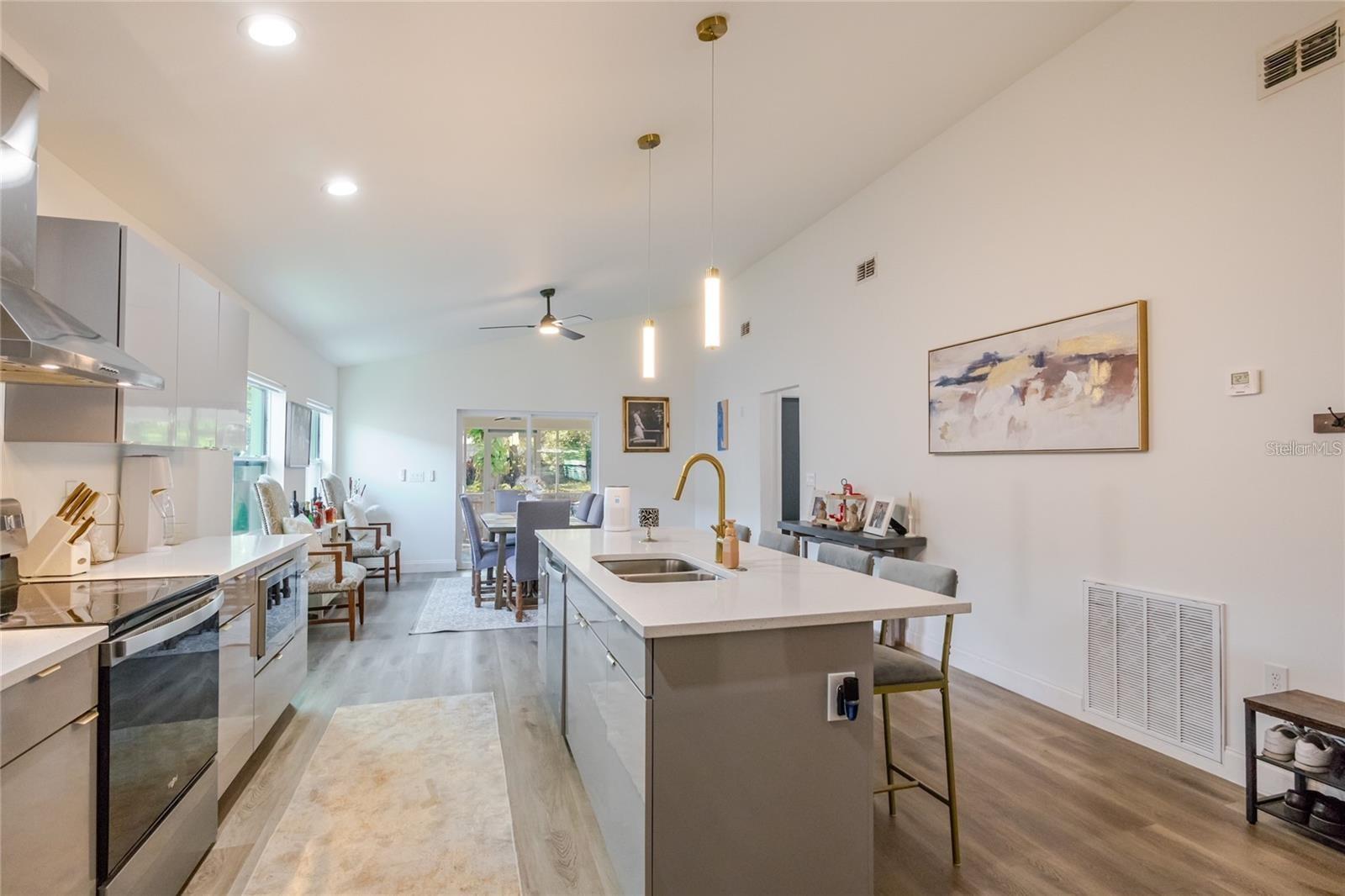 1704 W HANNA AVE, TAMPA, FL, 33604