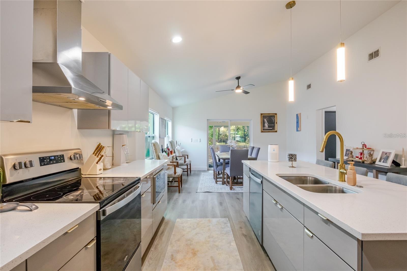 1704 W HANNA AVE, TAMPA, FL, 33604
