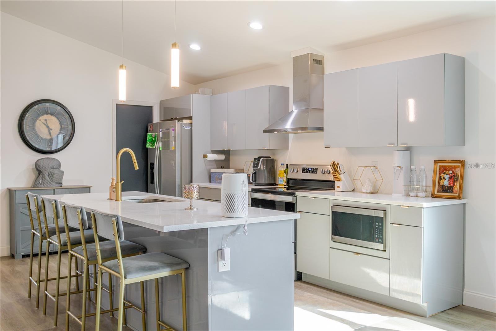 1704 W HANNA AVE, TAMPA, FL, 33604