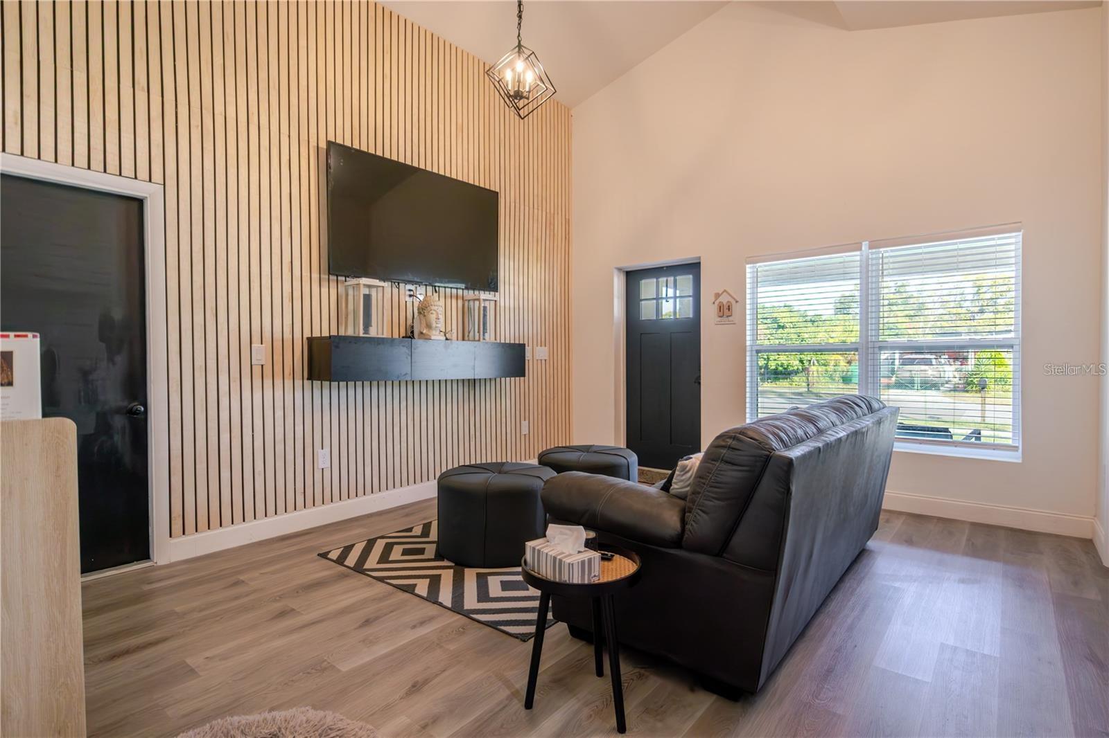 1704 W HANNA AVE, TAMPA, FL, 33604