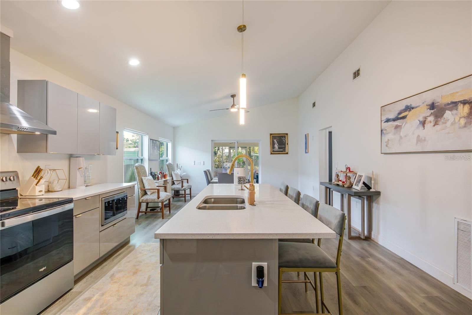 1704 W HANNA AVE, TAMPA, FL, 33604