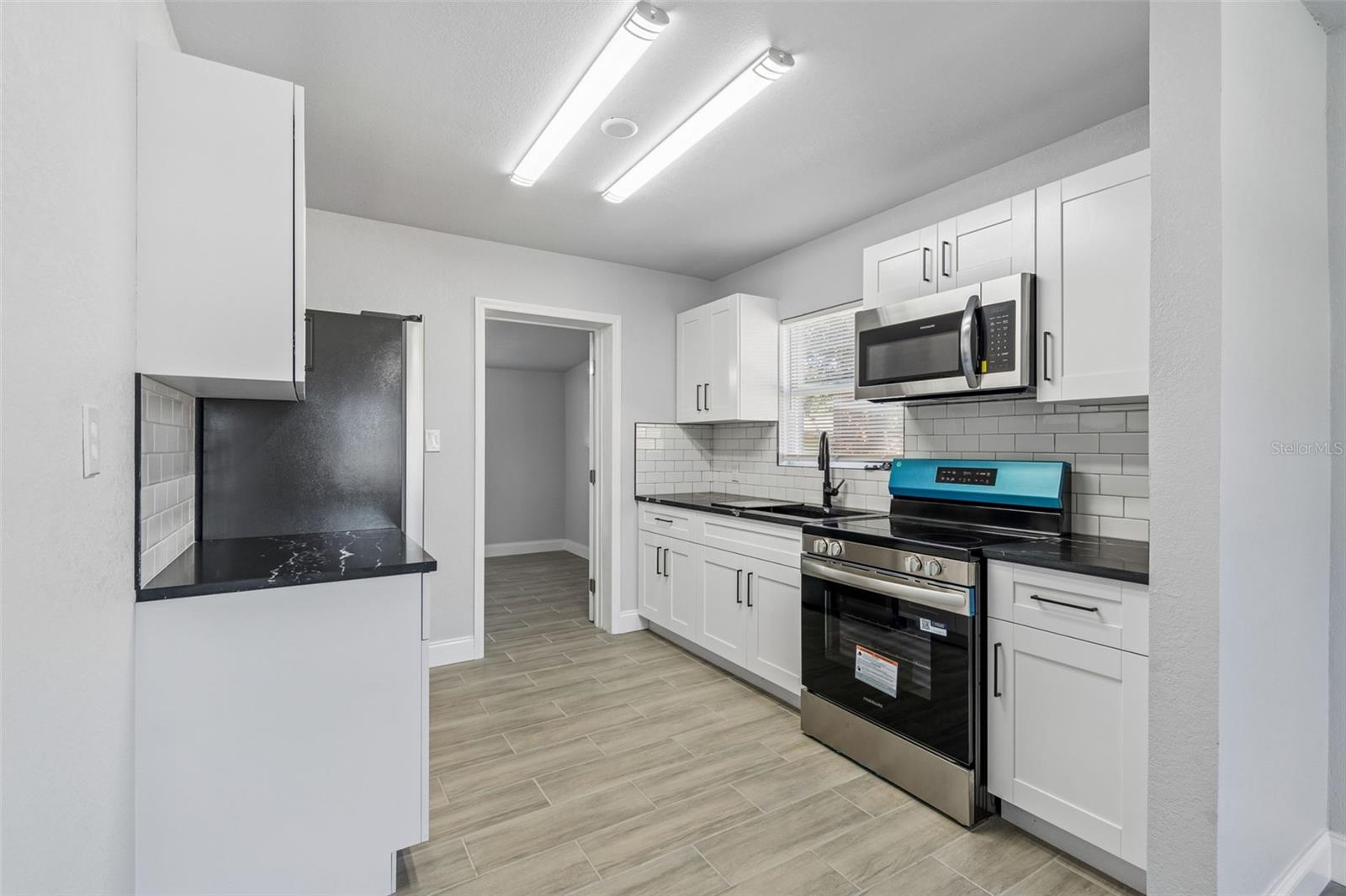 2105 46TH AVENUE DR W, BRADENTON, FL, 34207